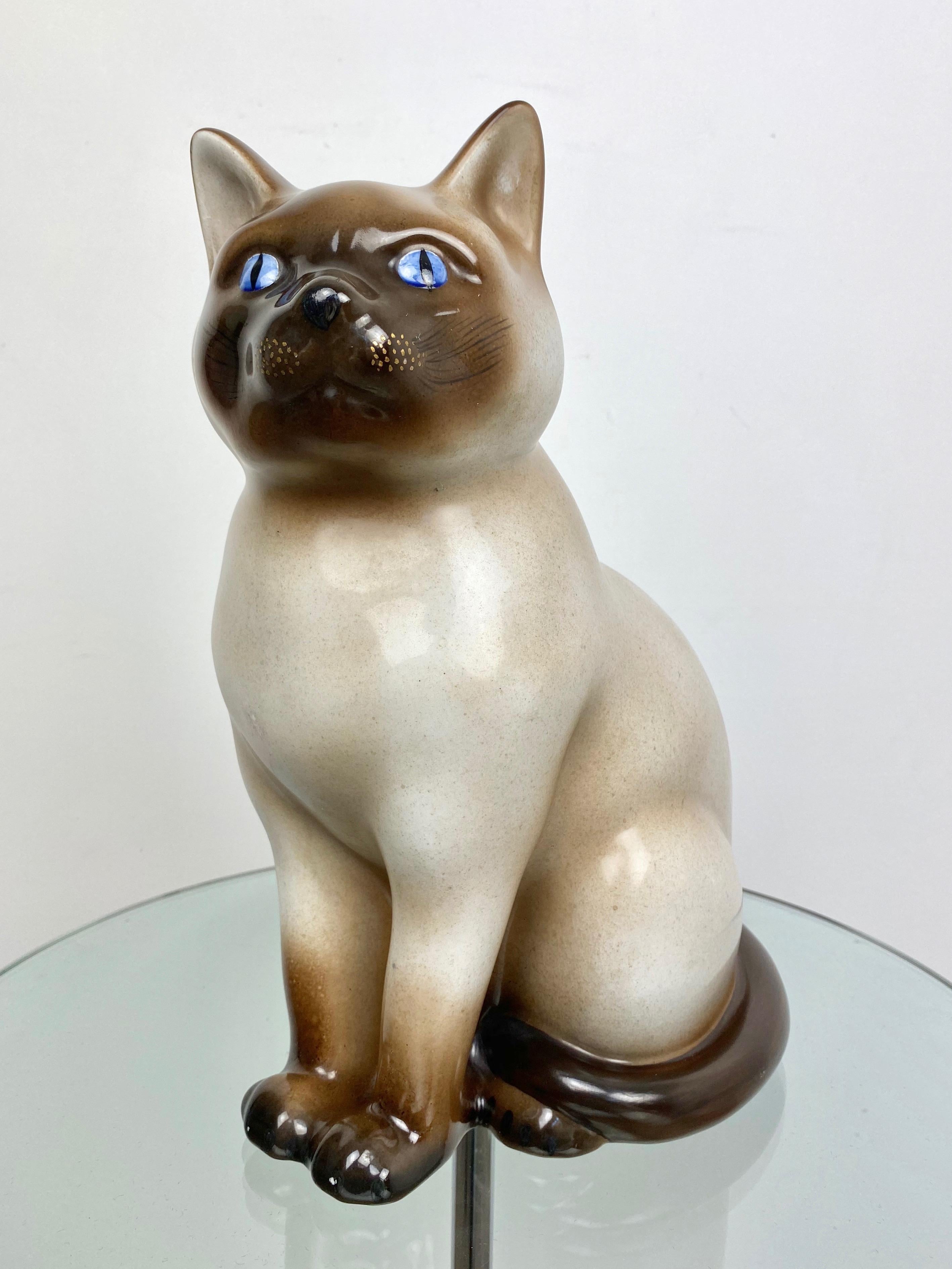 Siamese cat with blu eyes sculpture in ceramic by the Italian Pietro Fornasetti. Made in Italy, circa 1960. 

The original stamp is still on the bottom (shown in pictures). 

 