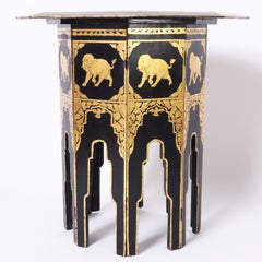 Supporto o tavolo decorato con elefanti siamesi, firmato e datato, con decorazioni dorate