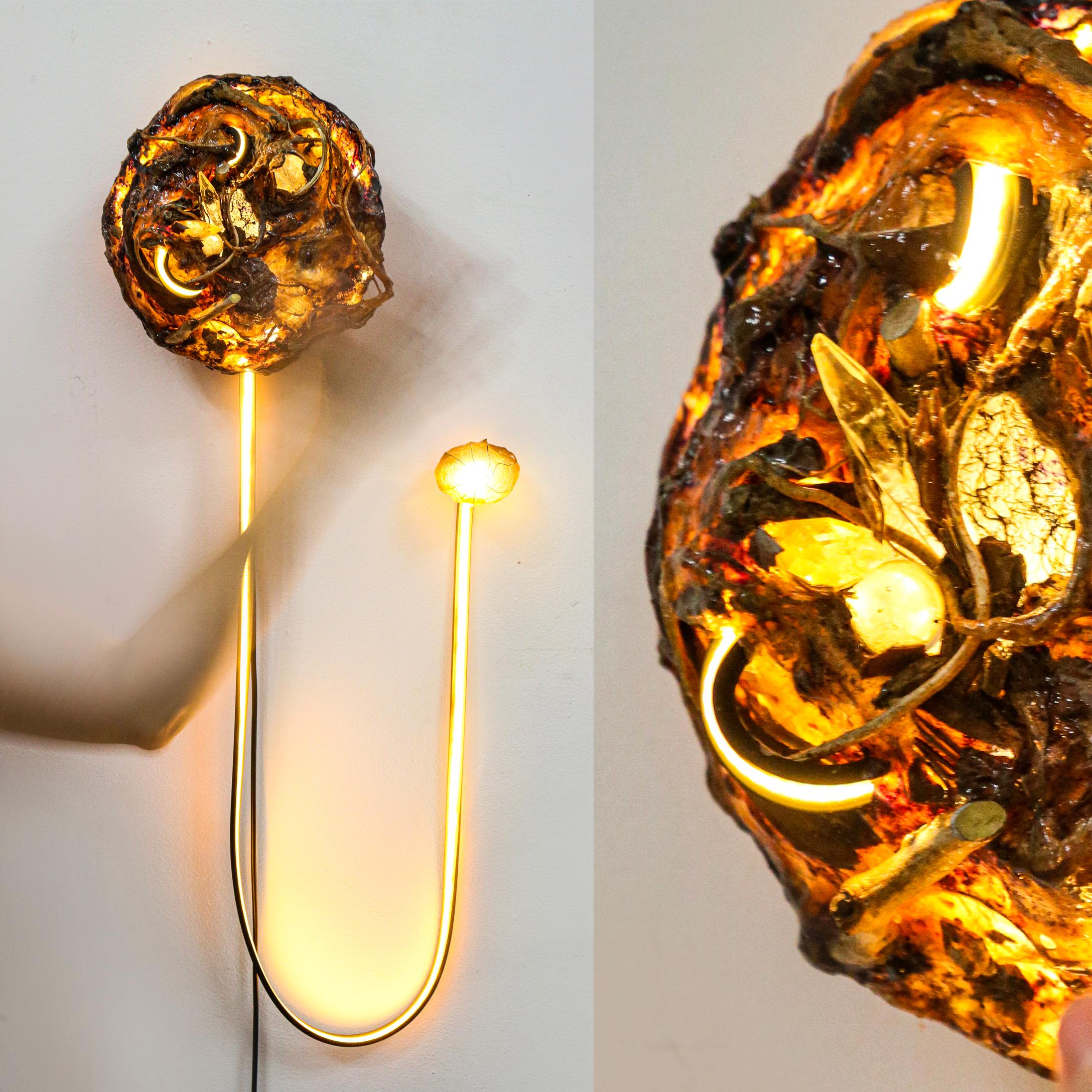 MATERIALES: RECETA BIOPLÁSTICA DEL ARTISTA, RAMAS DE RAÍCES, CRISTALES, FIBRA DE CÁÑAMO, FRAGMENTOS DE MUEBLES DE MADERA, LUCES LED, CORTEZA, INTERRUPTOR SENSOR DE MOVIMIENTO DE BARRIDO MANUAL
DIMENSIONES: 84 X 44 X 10 CM (33 X 17 X 4 PULG.)
Sabrina