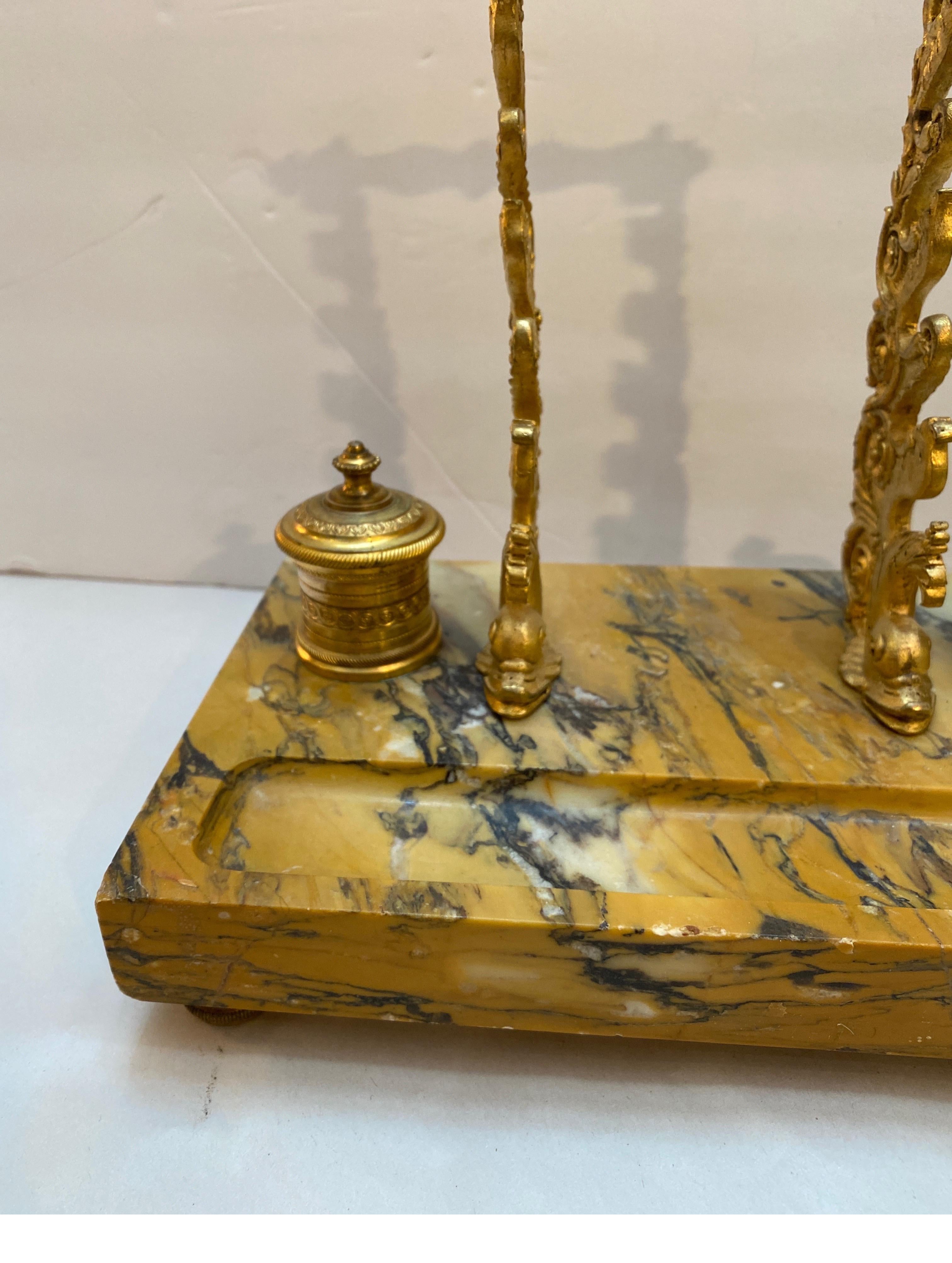 Siena-Tintenfass aus Marmor und Goldbronze aus dem späten 19. Jahrhundert im Zustand „Gut“ im Angebot in Lambertville, NJ
