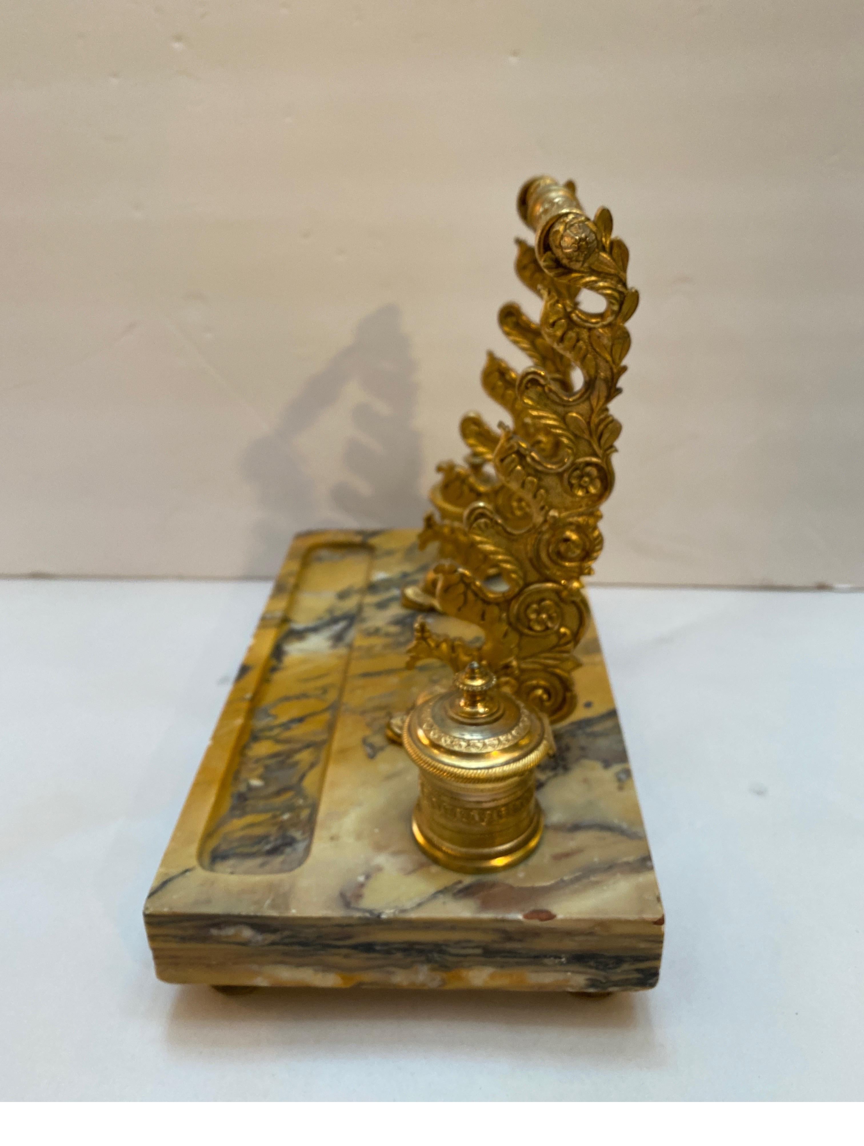 Bronze doré Double encrier en marbre de Sienne et ormolu Fin du 19ème siècle en vente