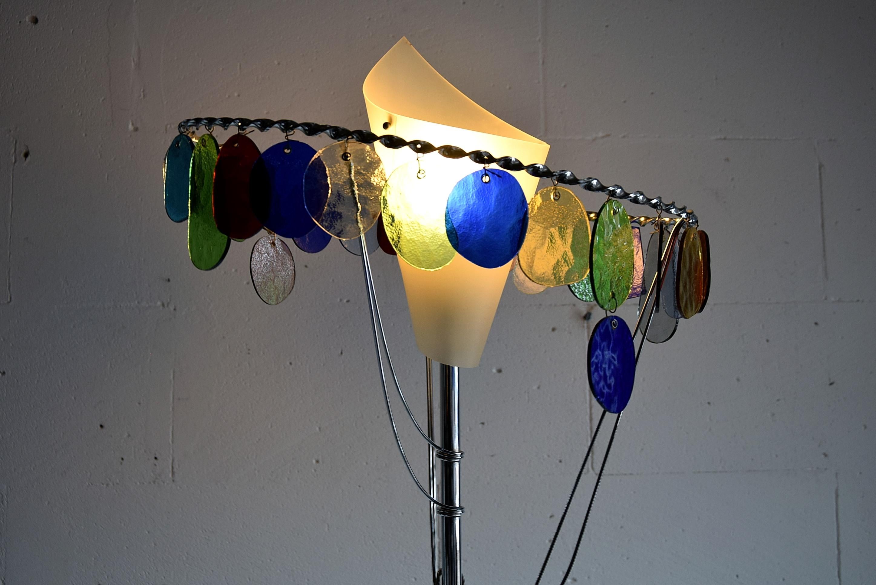 Lampe de table Artemide Sibari de Toni Cordero, 1990.
La lampe Sibari du designer italien Toni Cordero (1937-2001) appartient à la série des sculptures lumineuses de Milano Torino telles que l'Ecate ou l'Anchise produites en petit nombre en