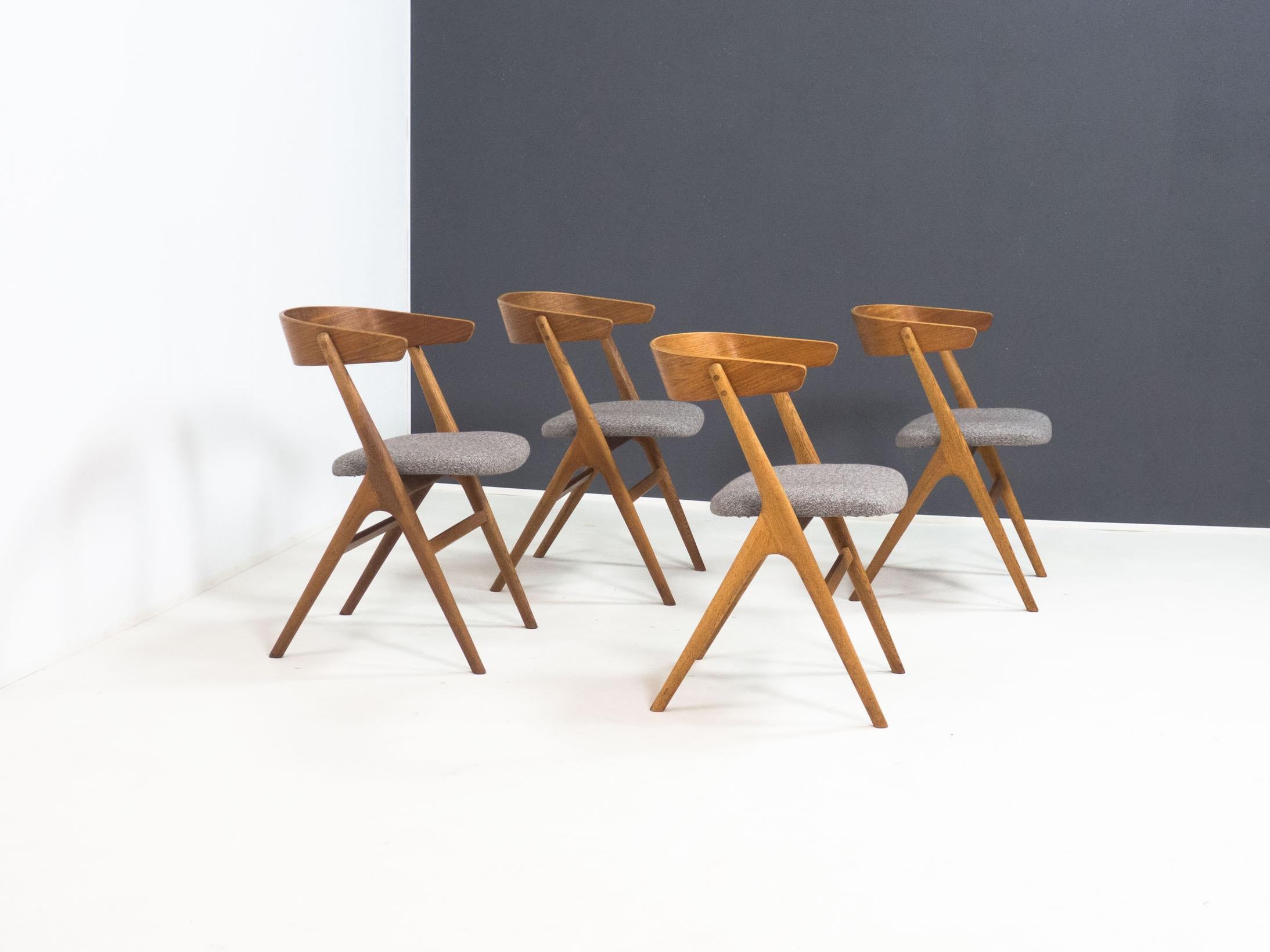 Set of four dining chairs designed by Helge Sibast for Sibast of Denmark, 1950s.

The chairs are made of a solid oak frame, with a teak veneered curved plywood backrest. They are reupholstered in a subtle brown white wool mix.

These chairs are
