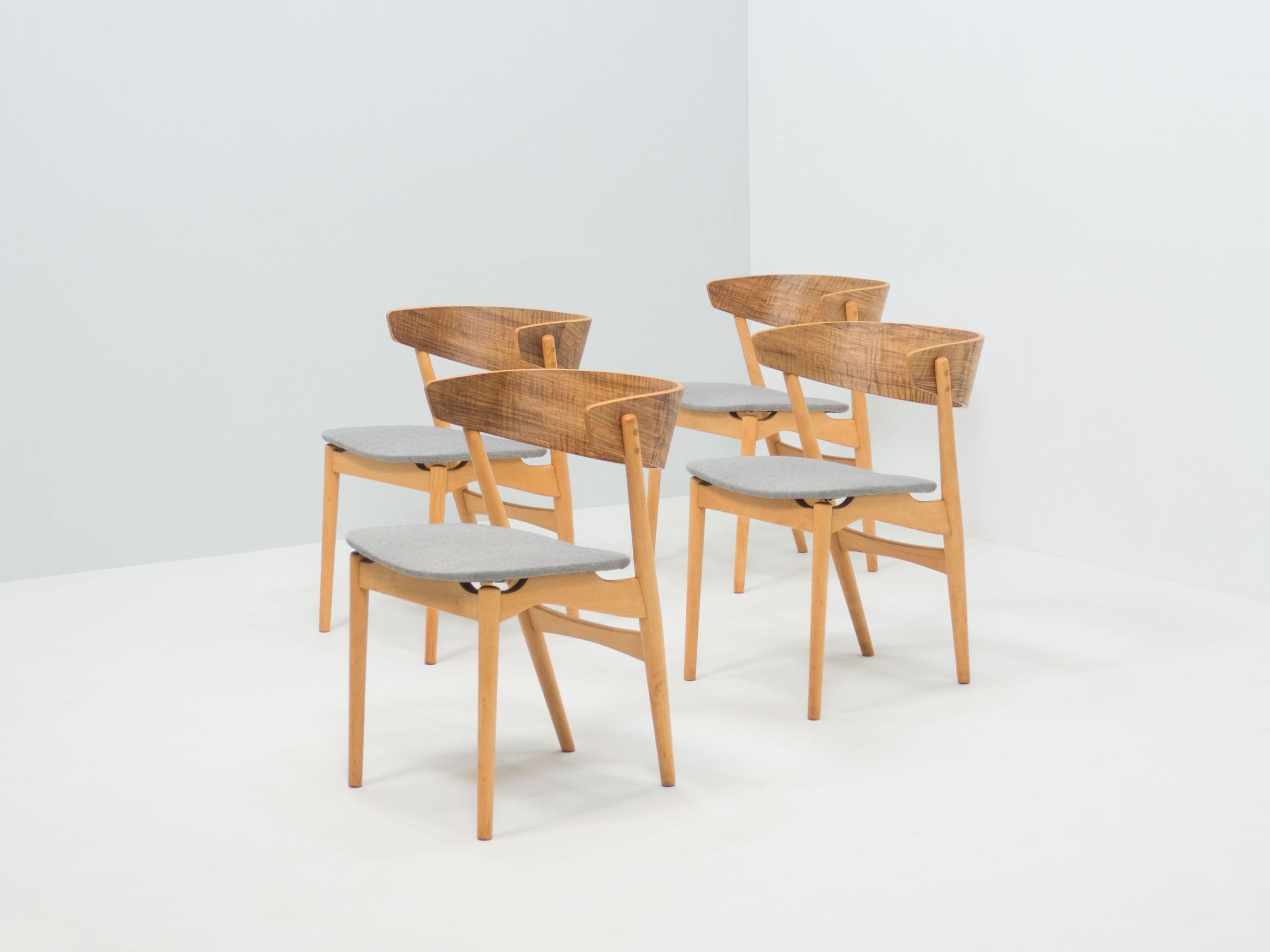 Mid-Century Modern Sibast Møbler Ensemble de quatre chaises de salle à manger 'No. 7', Helge Sibast en vente