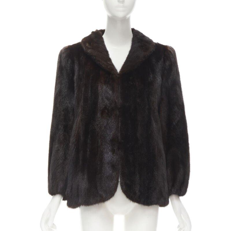 SIBIRISCHES PELZGESCHÄFT HONG KONG  Fell dunkelbraun kurz Schalkragen kurze Jacke S
Referenz: ANWU/A00748
Marke: Siberian Fur Store
MATERIAL: Pelz
Farbe: Braun
Muster: Solide
Verschluss: Haken & Öse
Auskleidung:  Stoff
Zusätzliche Details: