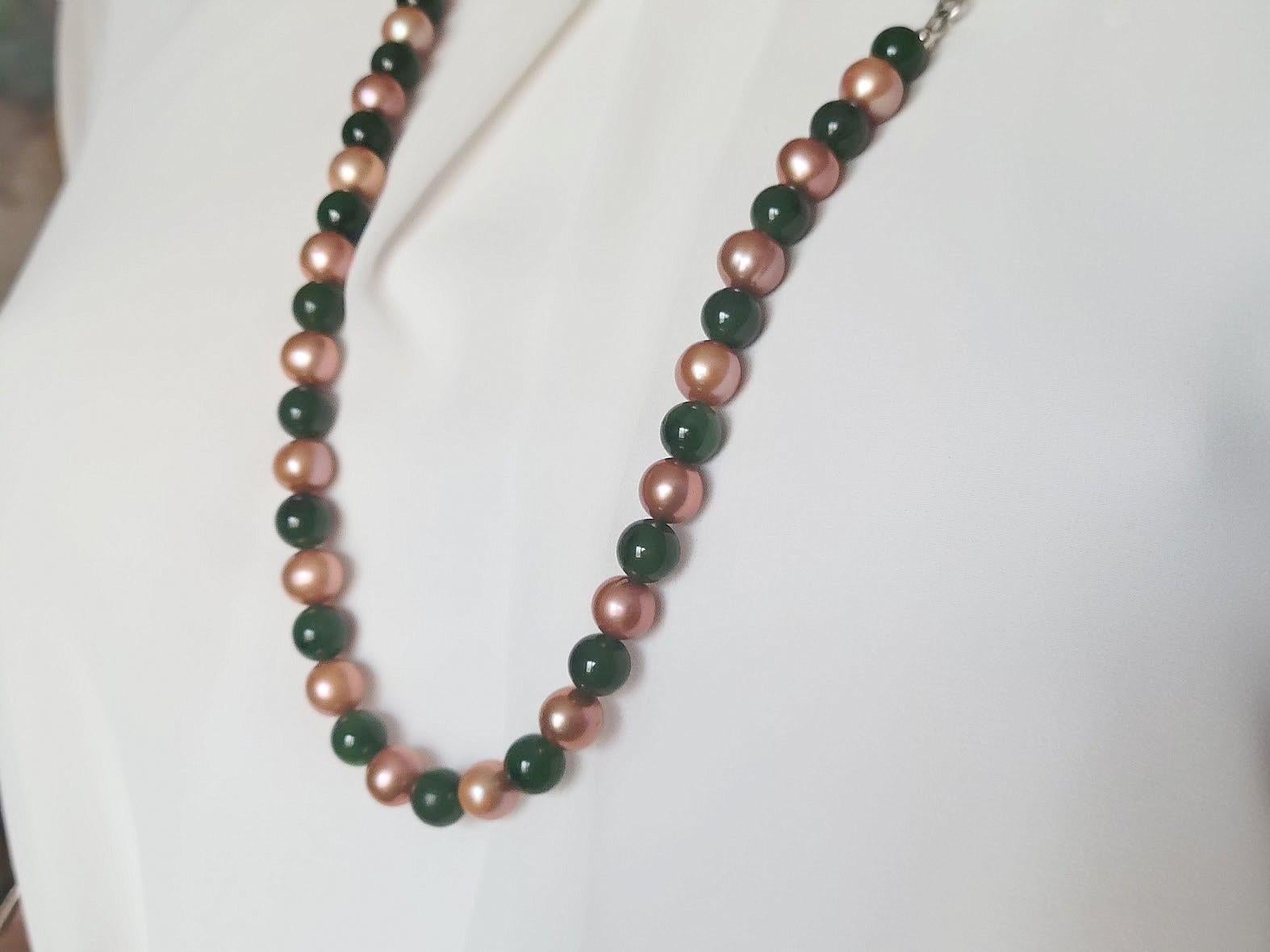 Siberian Nephrite Jade and Freshwater Pearls Necklace In Excellent Condition For Sale In Chesterland, OH