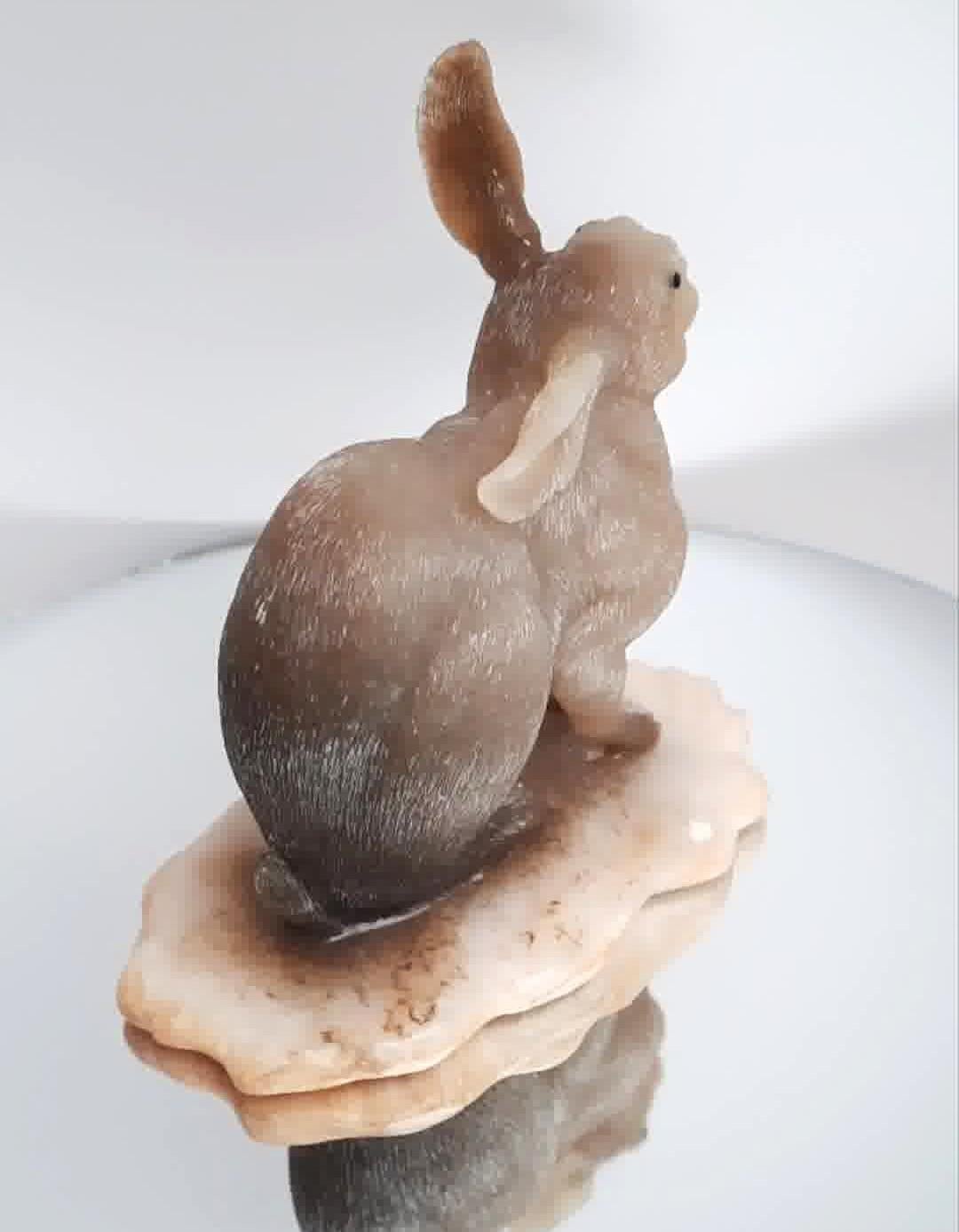 Mini lapin de Sibérie néphrite Excellent état - En vente à Hong Kong, HK