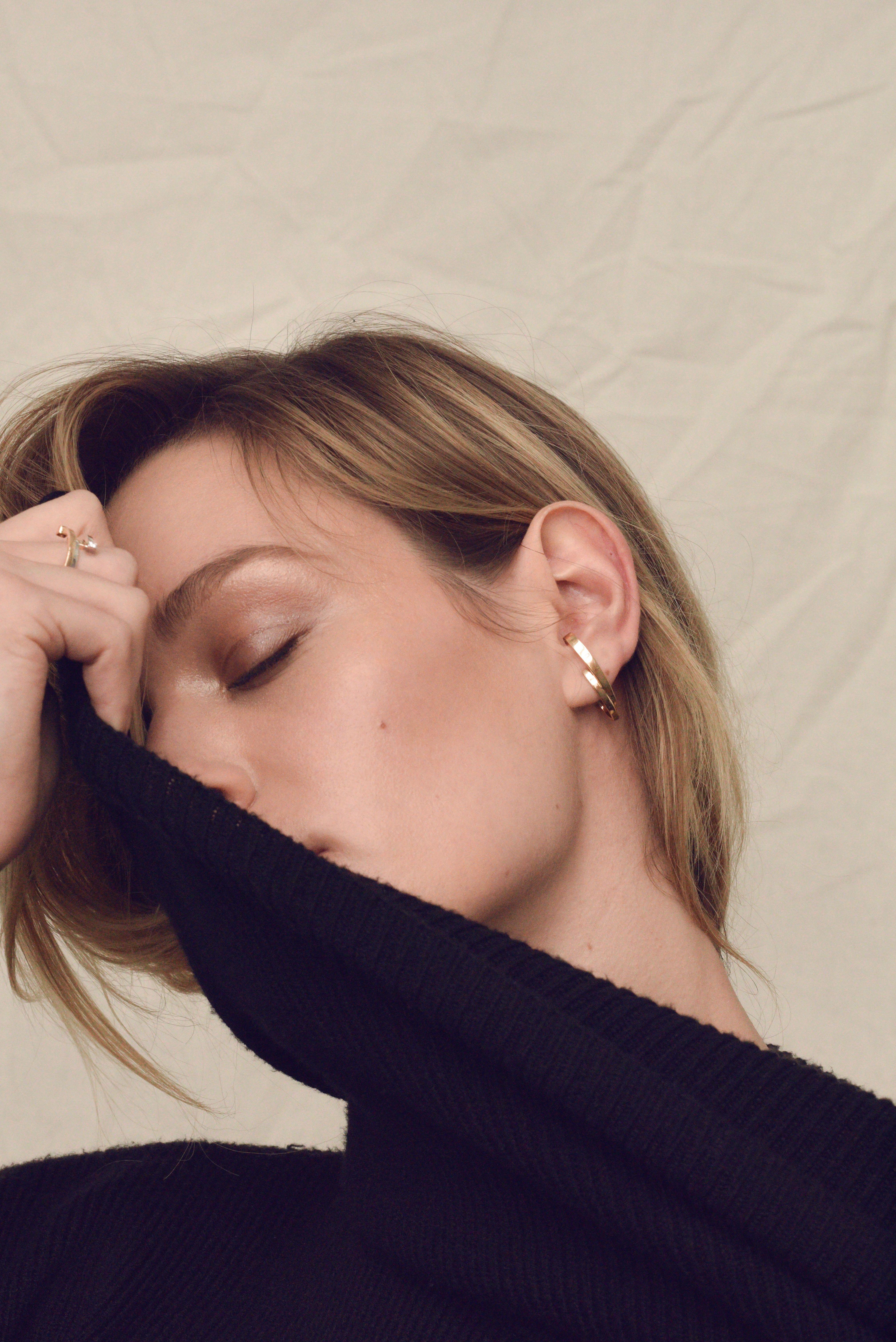 This single earring in 18k comprises two staggered elements in yellow gold. 
