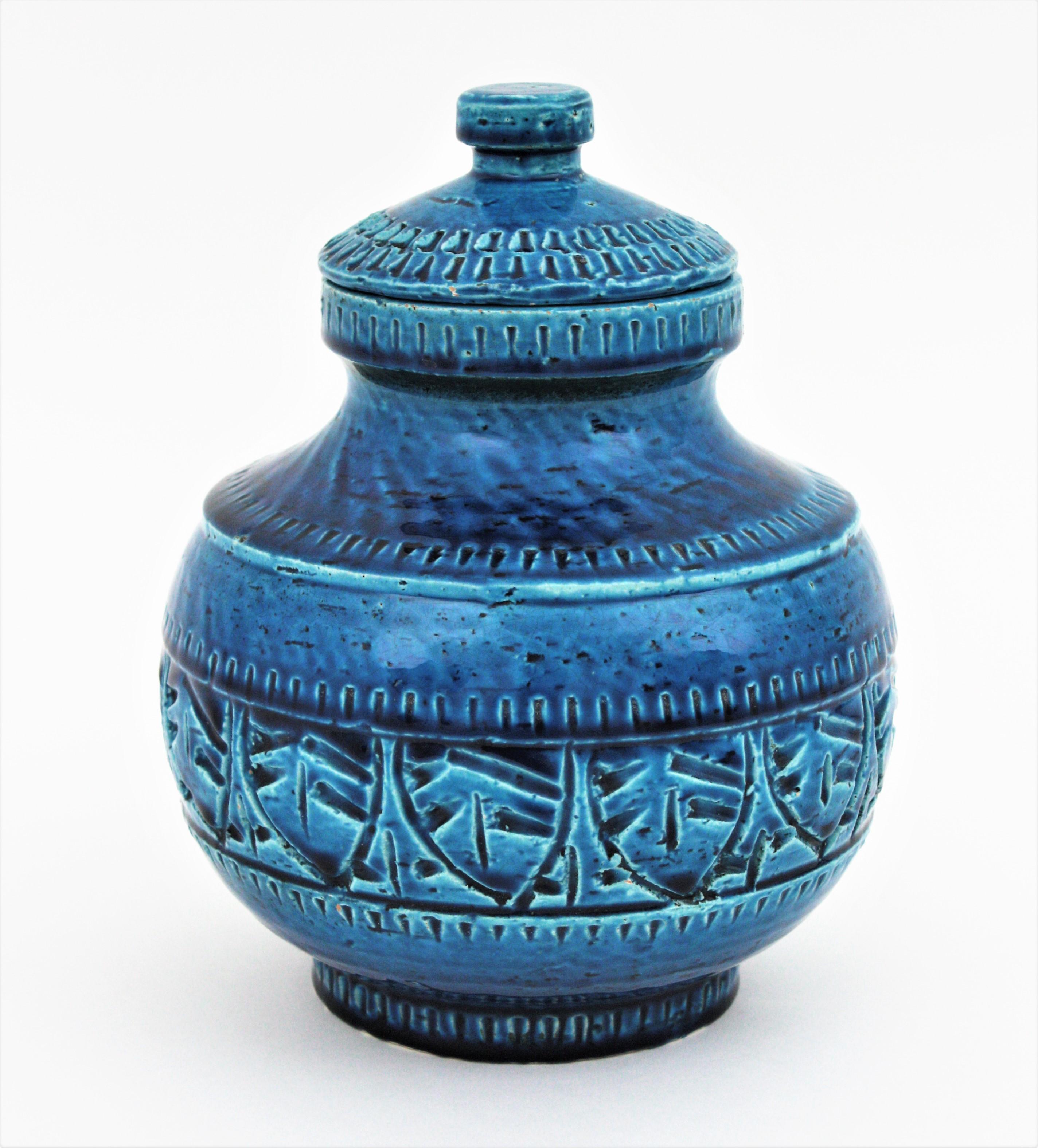 Grande boîte ronde en céramique émaillée bleue (Rimini Blu), fabriquée par A.I.C Ceramiche Italy, dans les années 1950-1960.
Il n'est pas sans rappeler les designs bleus de Rimini d'Aldo Londi et de Bitossi. 
Fabriqué à la main en Italie avec un