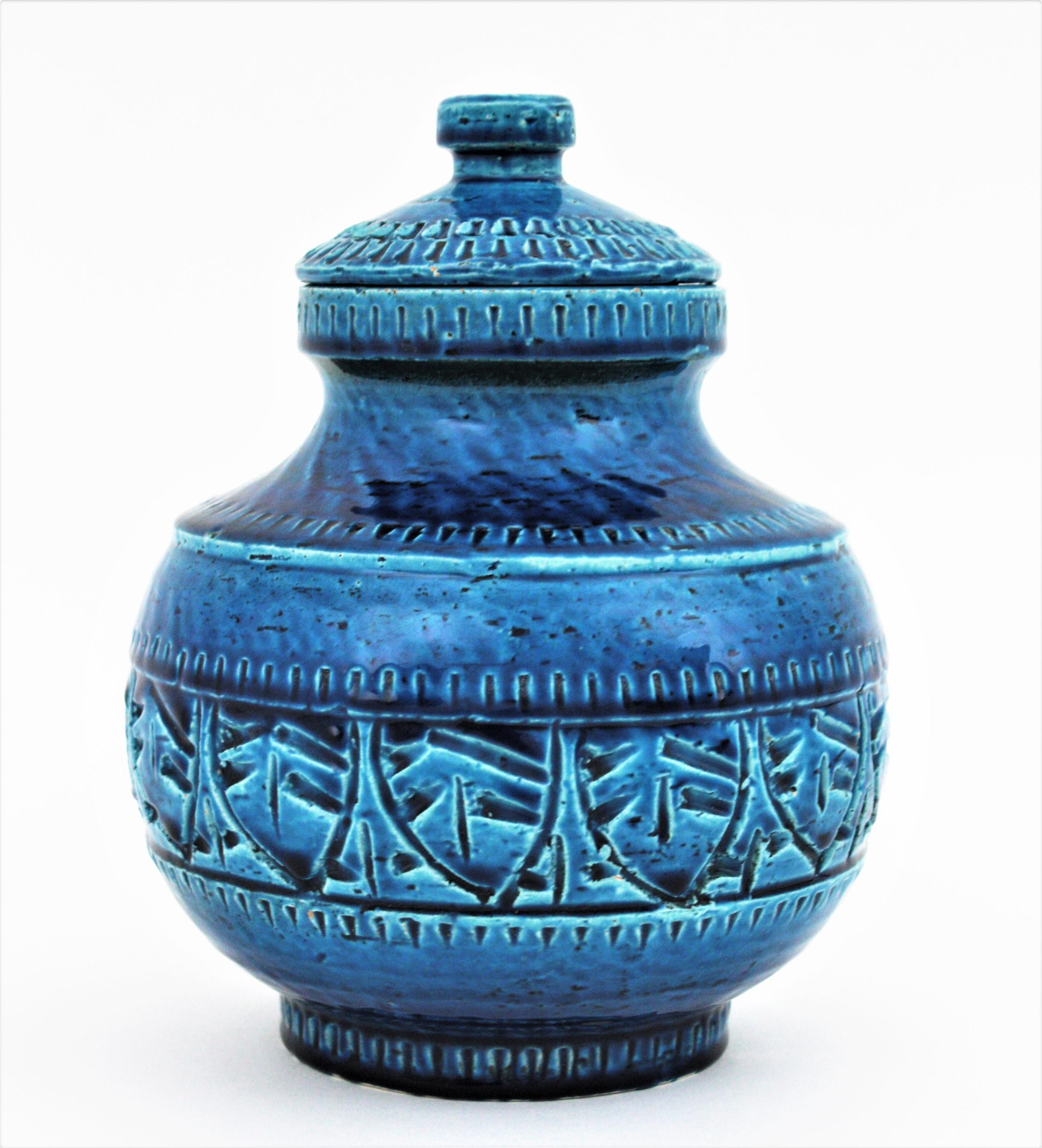 20ième siècle Grand récipient/boîte à couvercle Sic Rimini en céramique émaillée bleue de style Bitossi Aldo Londi en vente