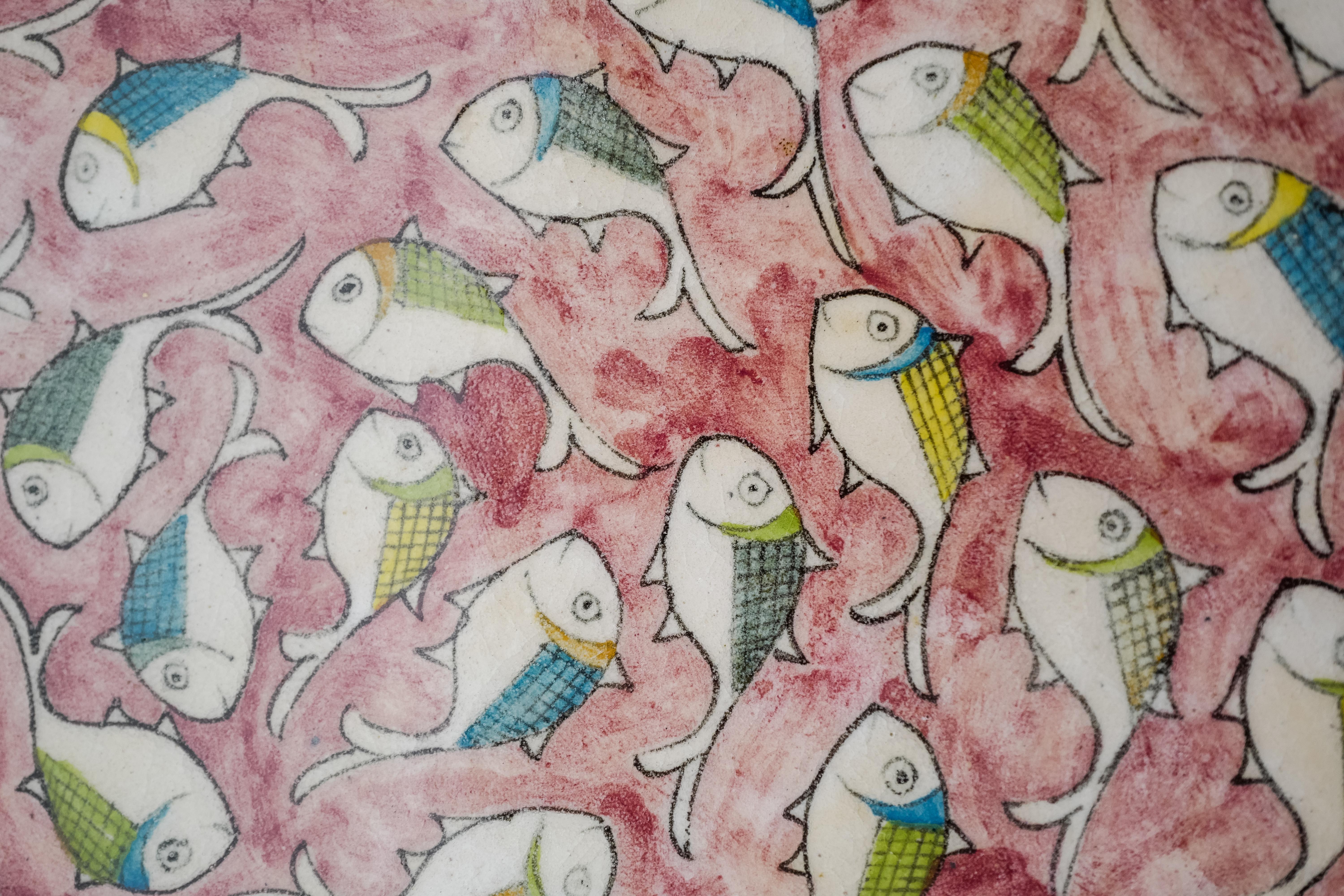 Dipinto a mano Piatto da portata in ceramica crepla siciliana - Fish Design rosa dipinto a mano in vendita
