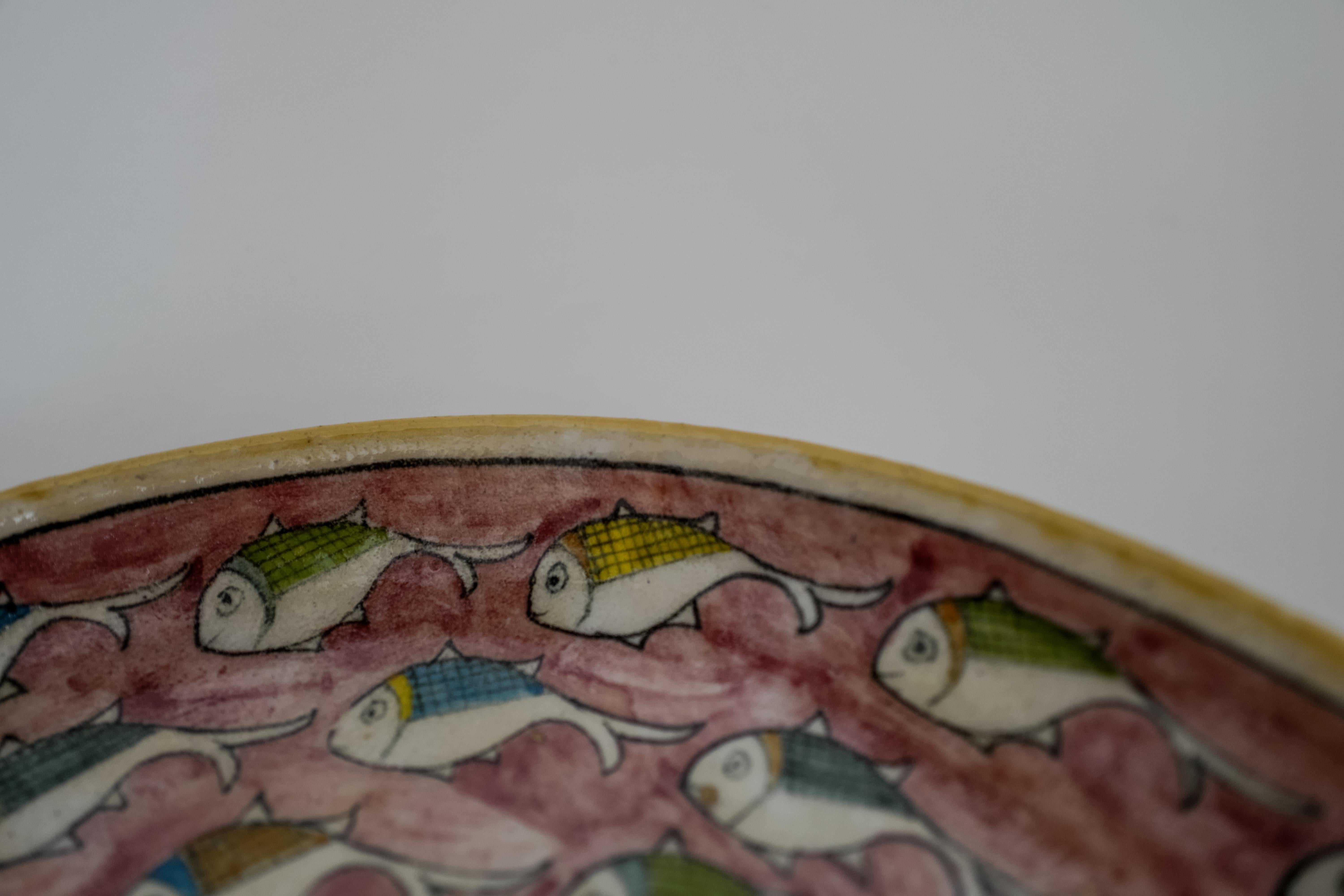 XXI secolo e contemporaneo Piatto da portata in ceramica crepla siciliana - Fish Design rosa dipinto a mano in vendita
