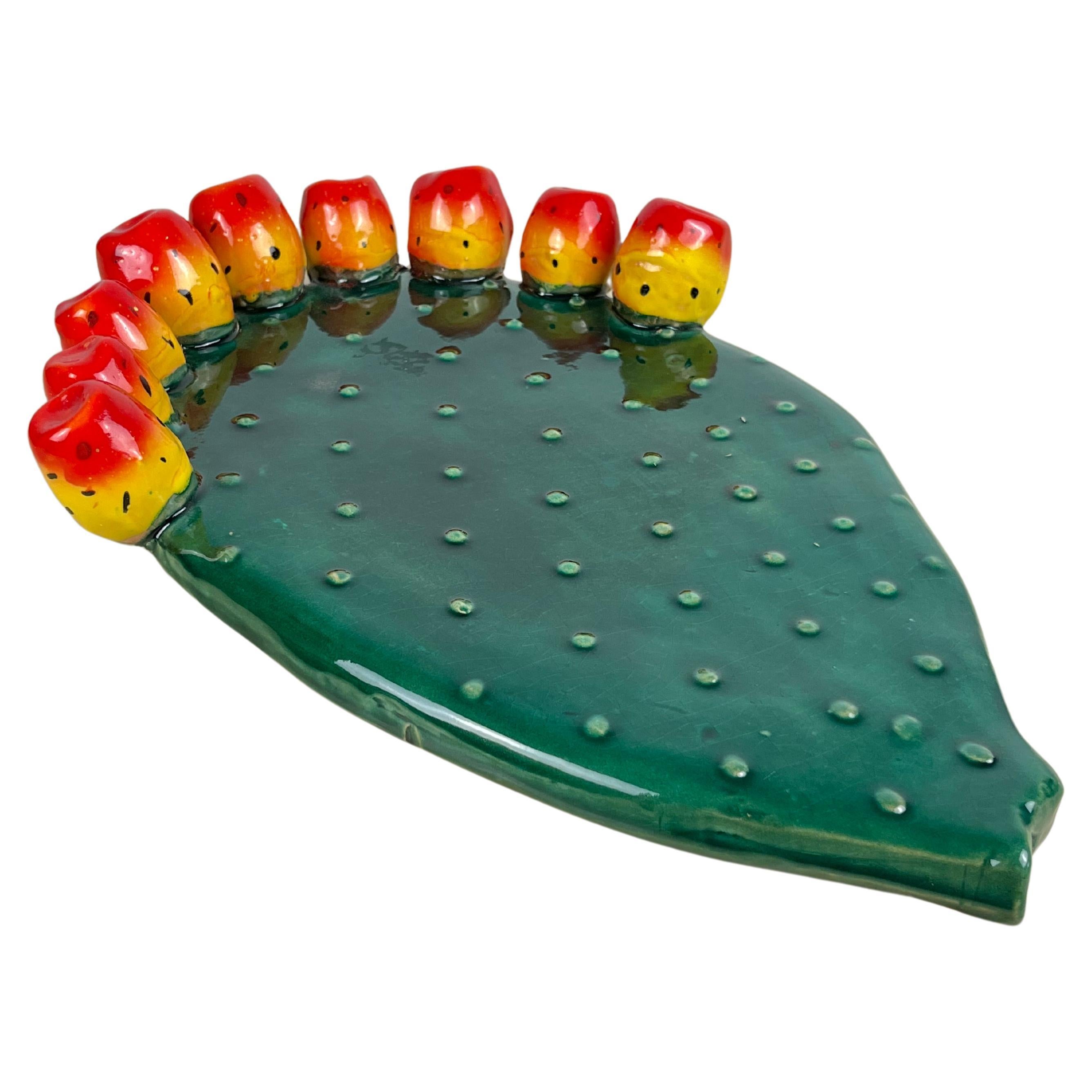 Sicilian glazed terracotta wall decoration, Italy, 1980s
Reproduced a shovel of prickly pears.
It is in excellent condition.