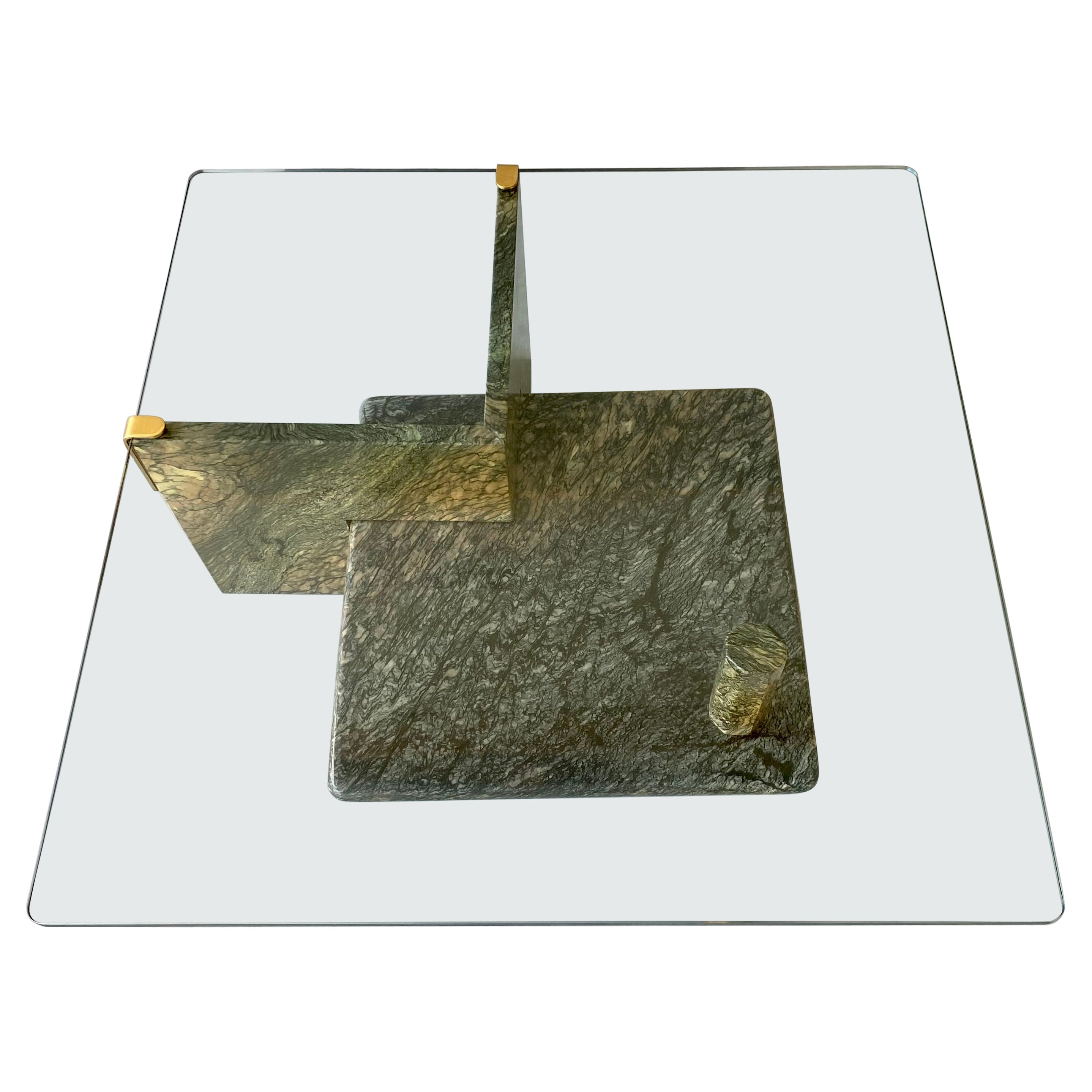 Te presentamos el epítome de la elegancia atemporal: la Mesa Baja Cuadrada de Mármol Verde Sicilia Vintage con Tapa de Cristal. Fabricada en Italia en 1980, esta exquisita pieza muestra la mezcla perfecta de sofisticación y funcionalidad.

Con su