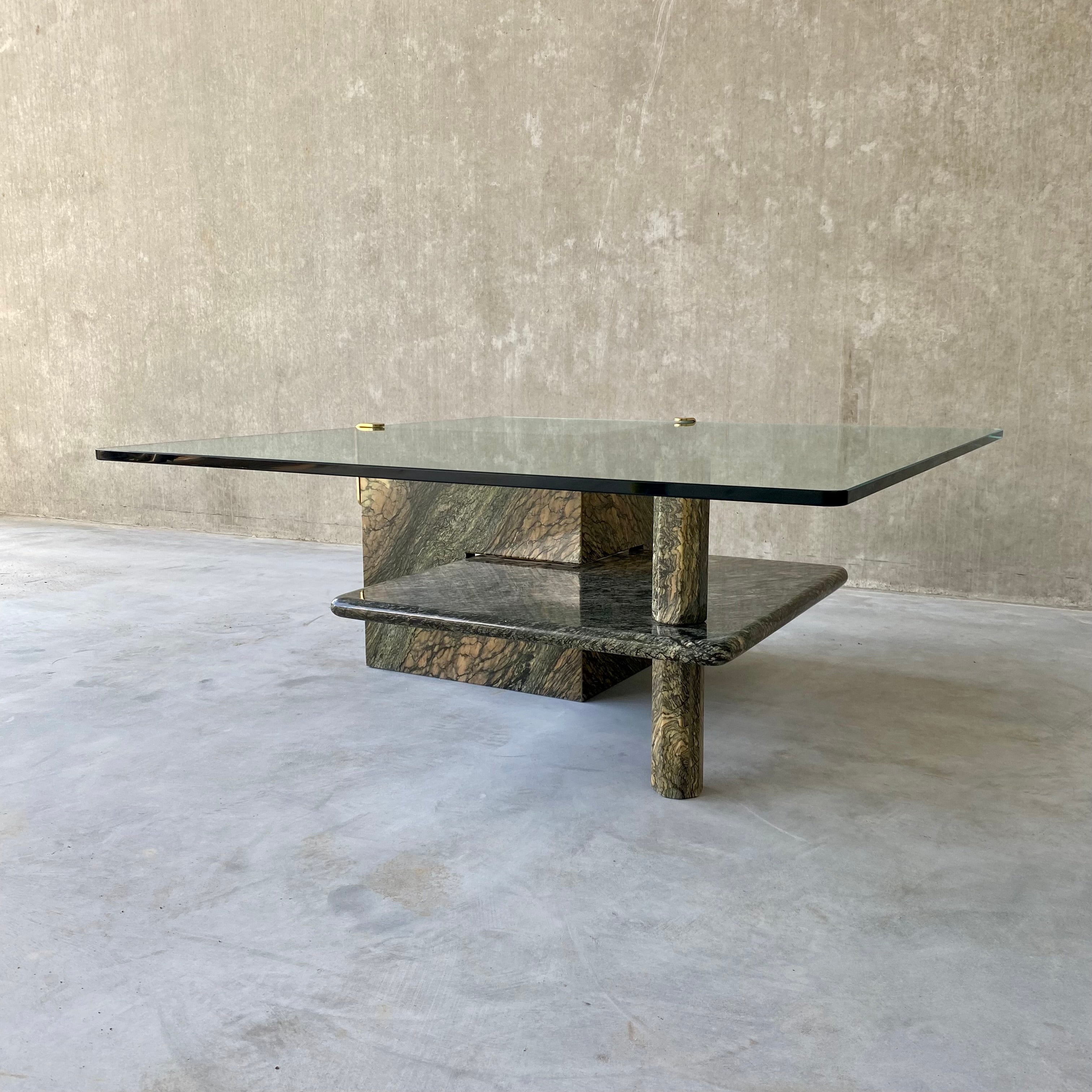 Table basse sicilienne en marbre vert avec plateau en verre et laiton, Italie 1980