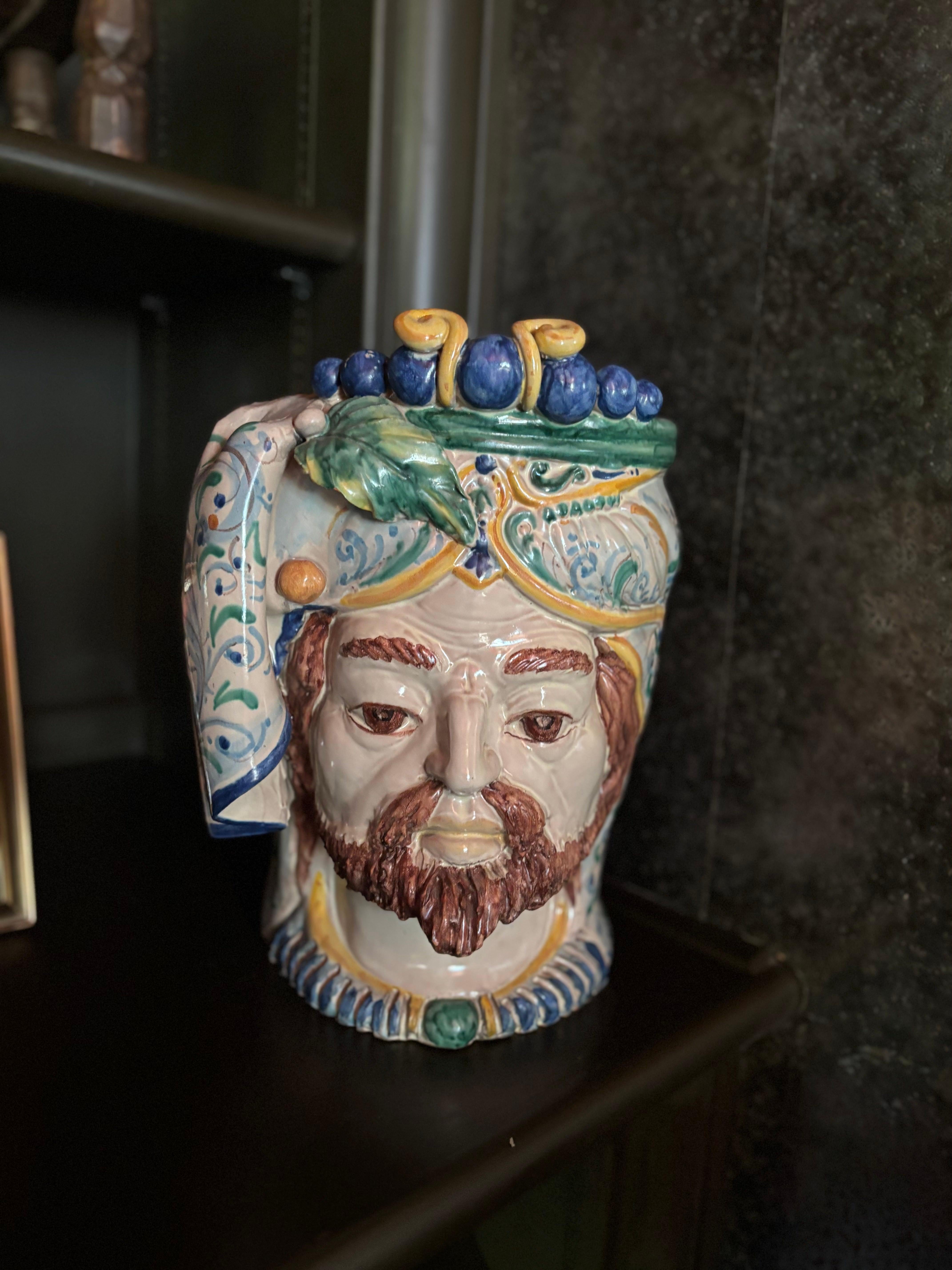 Testa di re siciliano in terracotta dipinta a mano In condizioni buone in vendita a Dallas, TX