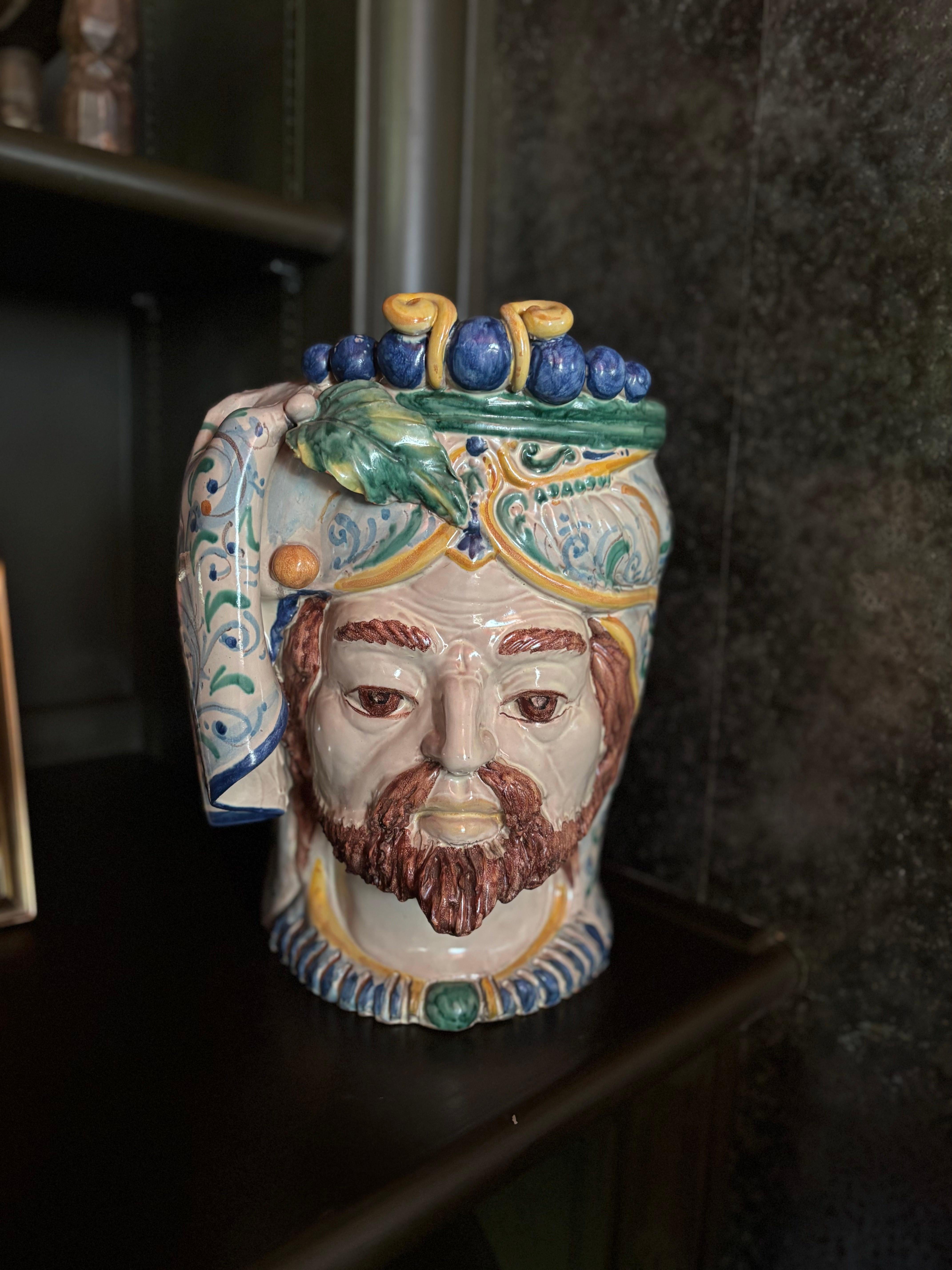 Terracotta Testa di re siciliano in terracotta dipinta a mano in vendita