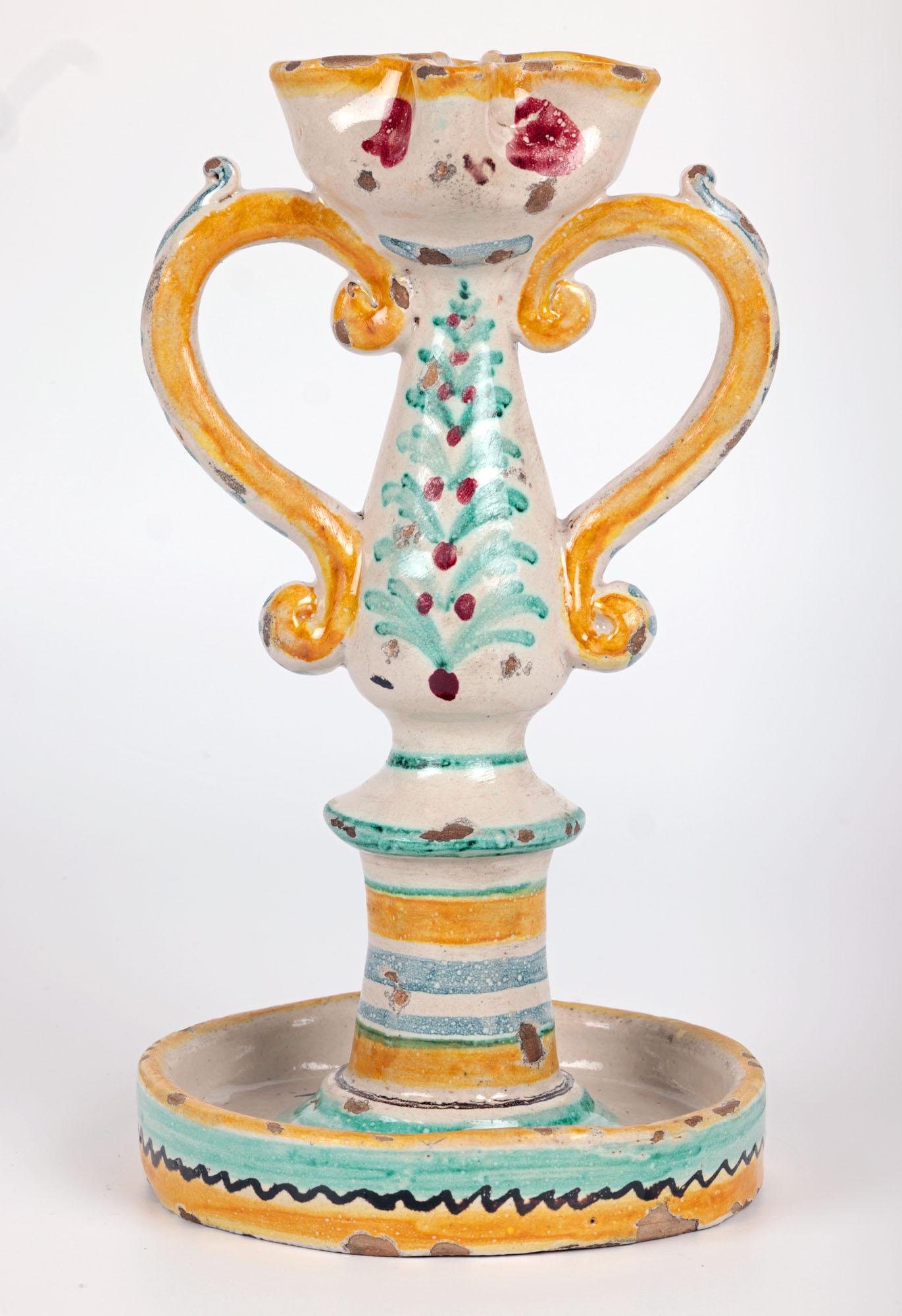 Sizilianische Süditalienische Paar Maiolica Keramik Twin Handle Kerzenständer (Italienisch) im Angebot