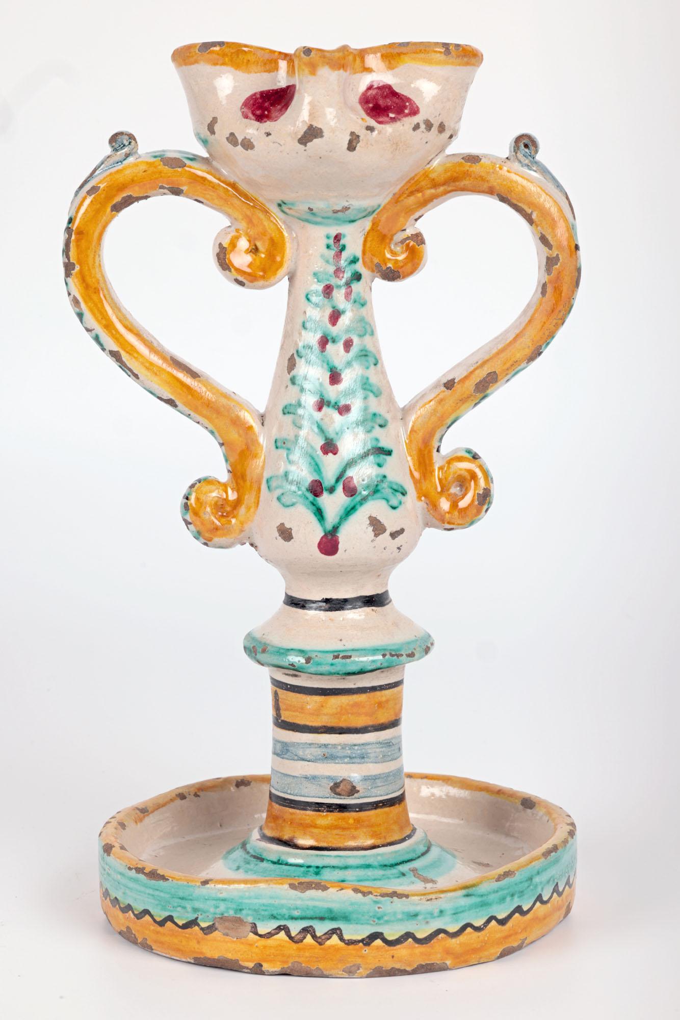 Sizilianische Süditalienische Paar Maiolica Keramik Twin Handle Kerzenständer (Tonware) im Angebot