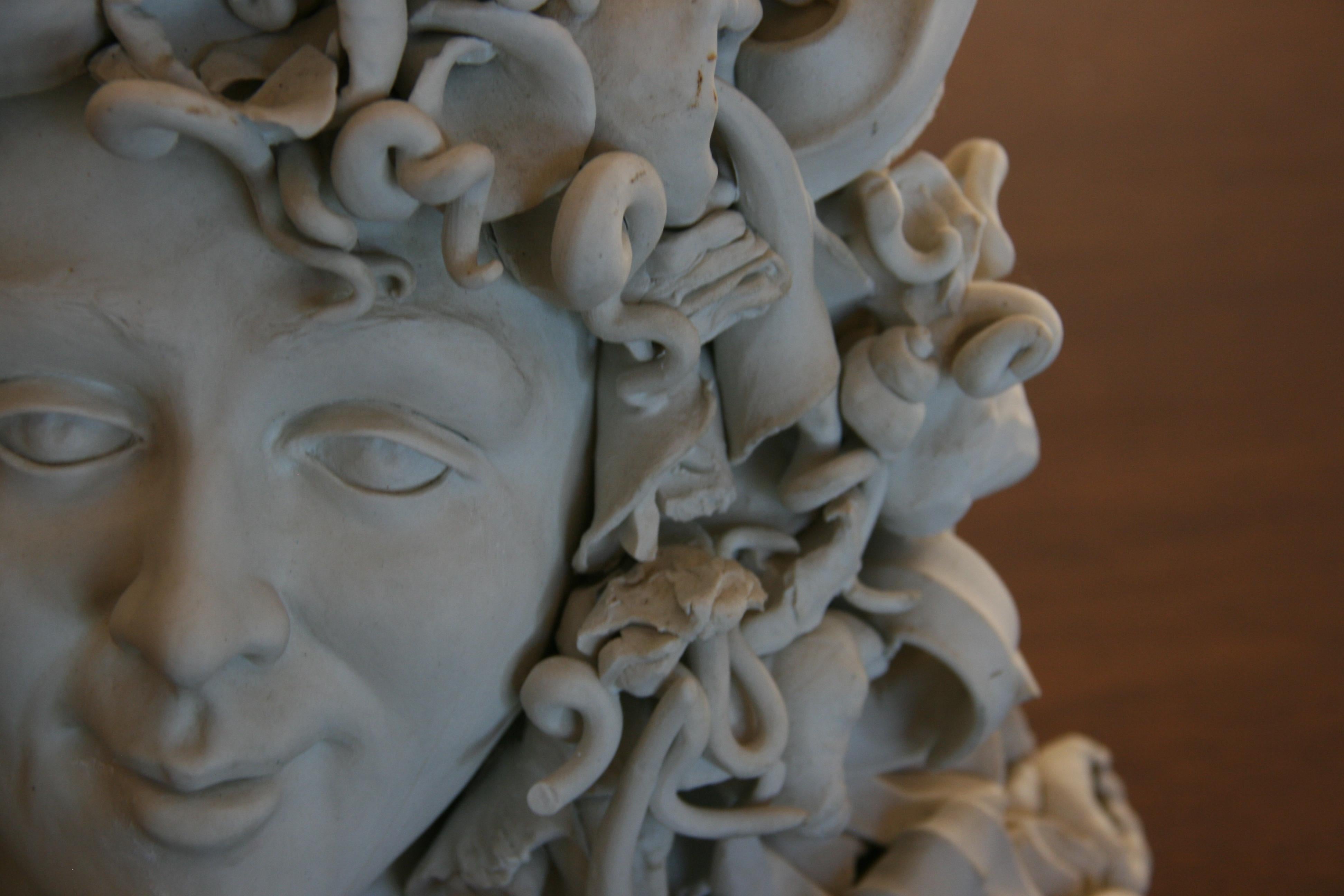 Milieu du XXe siècle Sculpture de Méduse en porcelaine blanche tissée par un artiste sicilien en vente