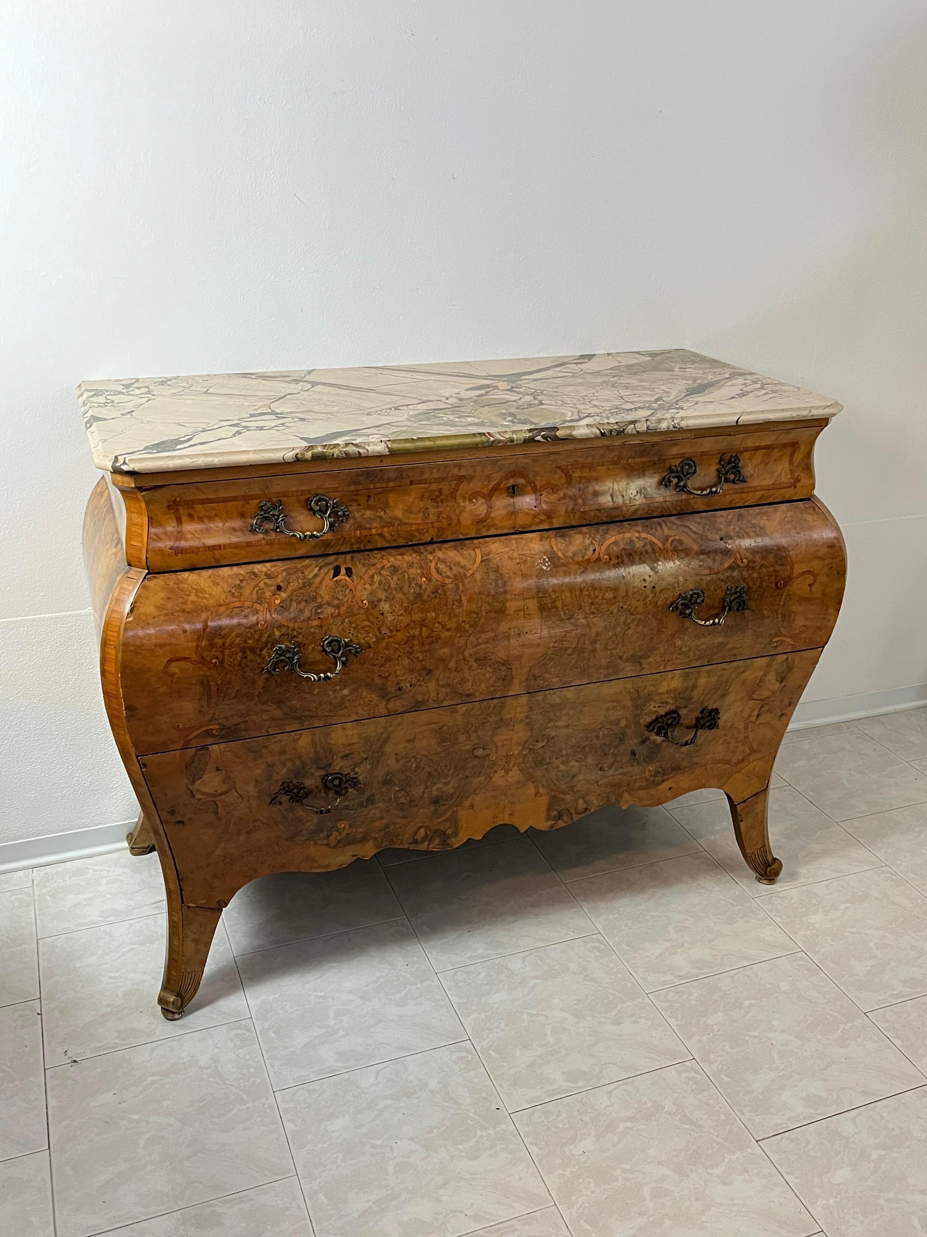 Sicilian wooden chest of drawers, marble top, 1930s
Found in a noble apartment in Palermo (Italy).
Rounded body, front with three drawers, saber legs and handles in cast and chiseled bronze.
Good condition, small signs of aging.