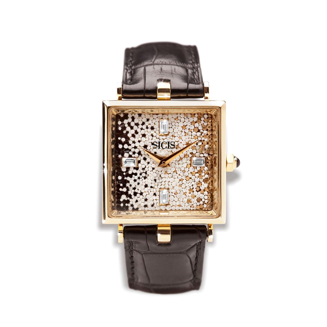 Die stilvolle Uhr in Gold mit weißen Diamanten und Krokodilriemen entworfen von Roger Thomas (Zeitgenössisch) im Angebot