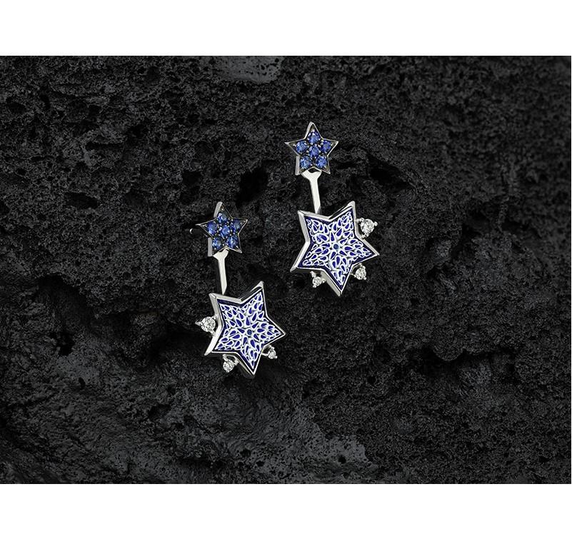 Les artistes de la micro-mosaïque ont tissé à la main de minuscules tiges d'émail vénitien obtenues par la fusion à haute température de neuf couleurs de base avec de la poussière de diamant, réalisant ainsi des combinaisons infinies de tons et de