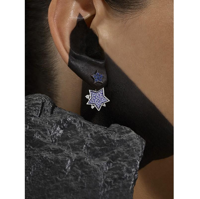 Contemporain Boucles d'oreilles en or blanc, diamants blancs et saphirs bleus décorés à la main avec de la micro-mosaïque en vente
