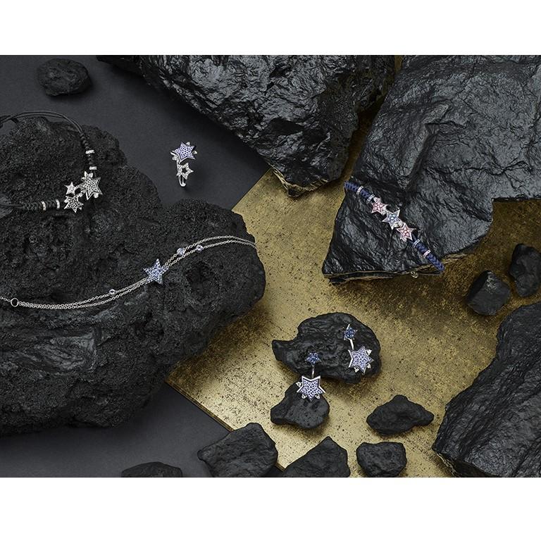 Taille brillant Boucles d'oreilles en or blanc, diamants blancs et saphirs bleus décorés à la main avec de la micro-mosaïque en vente