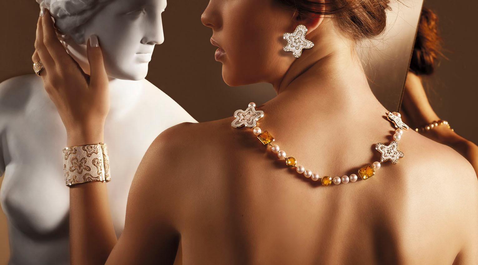 Conçu par le designer américain Roger Thomas pour Sicis Jewels. 

Or 750‰ 
Perles de culture 
Quartz citrine


Pour toute question, n'hésitez pas à demander. 