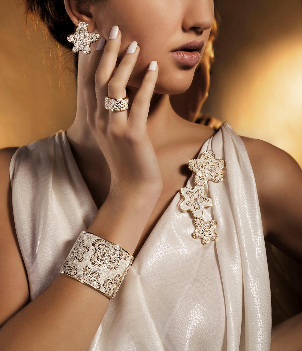 Contemporain Collier décoré de NanoMosaïque en or jaune, perles et quartz, conçu par Roger Thomas en vente