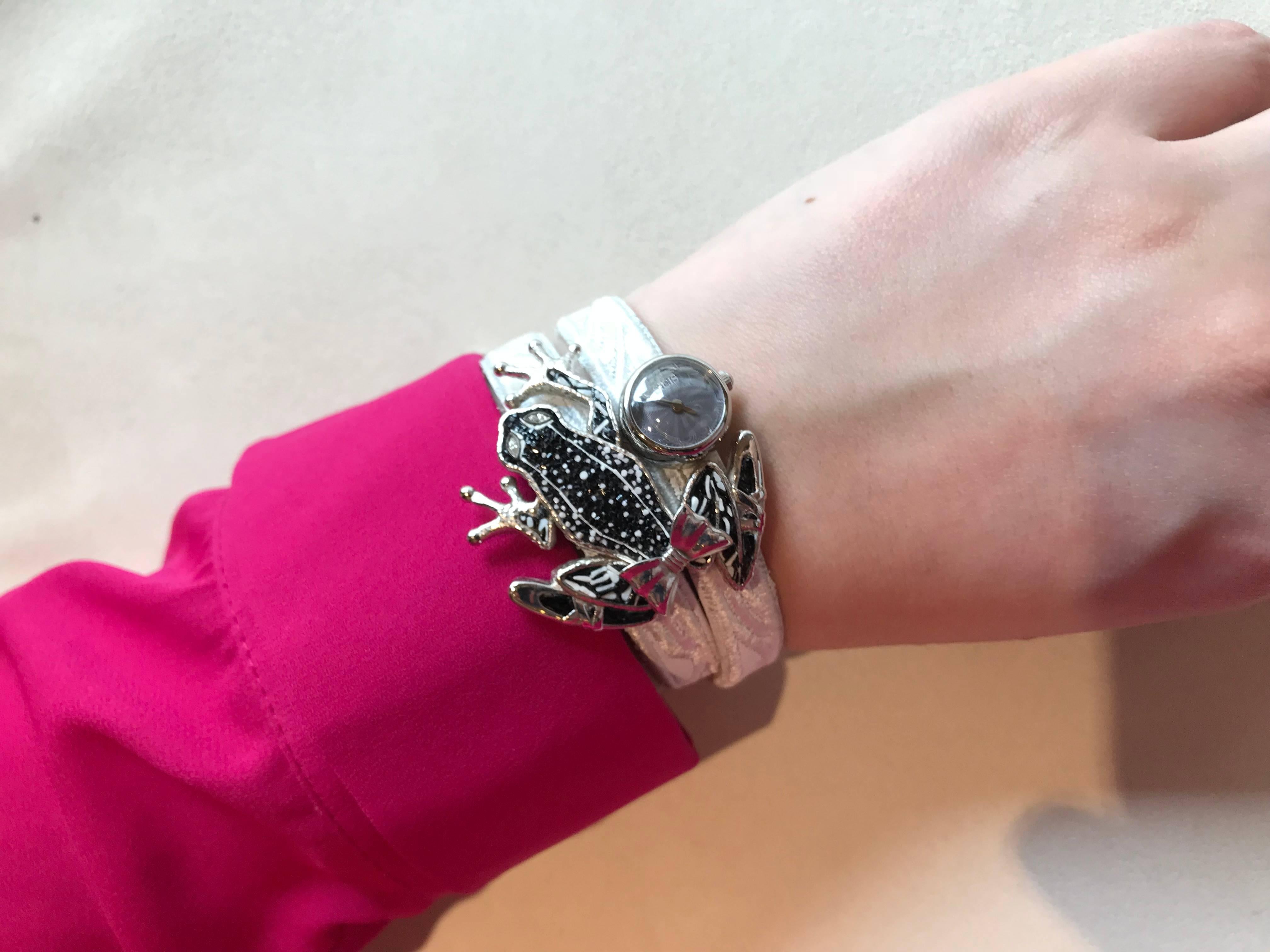 Stilvolle Armbanduhr in Silber mit weißen Diamanten Guilloche Zifferblatt mit Mikromosaik verziertem Zifferblatt (Zeitgenössisch) im Angebot