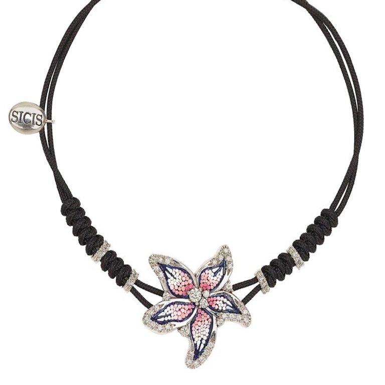 Ein stilvolles Blumenarmband aus Weißgold mit weißen Diamanten, von Hand verziert mit Mikromosaik (Brillantschliff) im Angebot