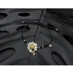 Elegante bracciale a margherita in oro bianco e giallo con diamanti bianchi e zaffiri Micromosaico