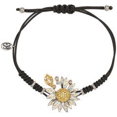 Das stilvolle Gänseblümchen-Armband aus Weiß- und Gelbgold mit weißen Diamanten, Saphiren, Mikromosaik