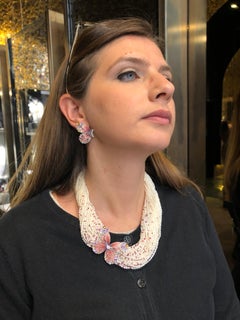 Handdekorierte Mikromosaik-Ohrringe, Weißgold, weiße Diamanten, Saphire