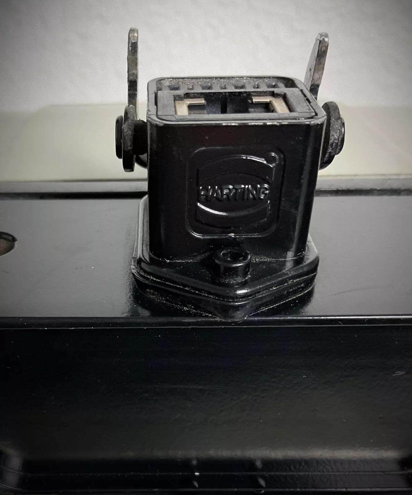 Questo è un sensore LIDAR SICK LMS511-10900S01 PRO SR, uno scanner laser per esterni progettato per applicazioni di misurazione e rilevamento precise. È stato installato ma non è mai stato utilizzato, per cui è in ottime condizioni e presenta solo