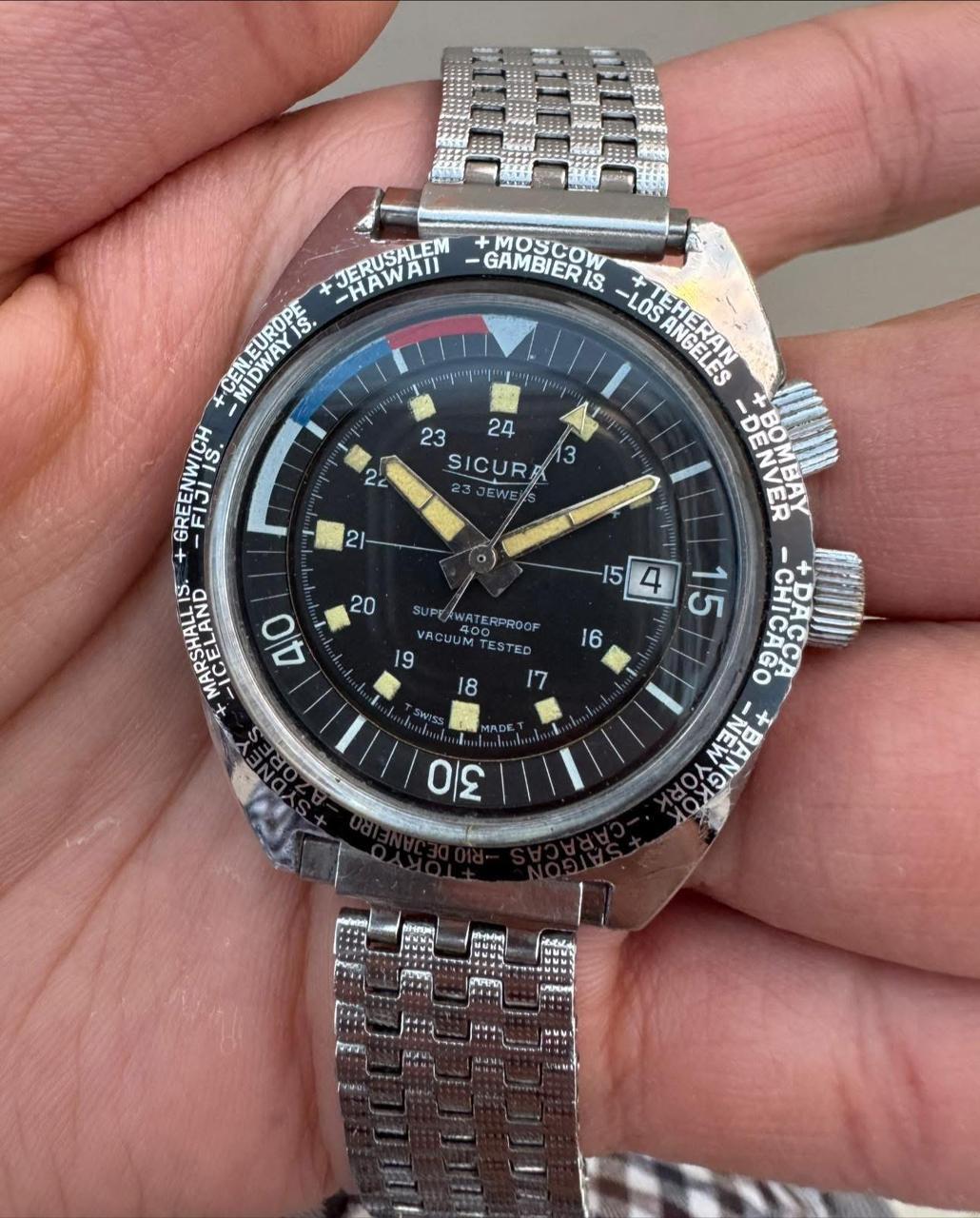  Description
Brand: Sicura

Model: Super Waterproof 400

Country Of Manufacture: Switzerland

Movement: Automatic

Case Material: Stainless steel

Measurements : Case width: 38 mm. (without crown)

Band Type : After Market Stainless steel

Band