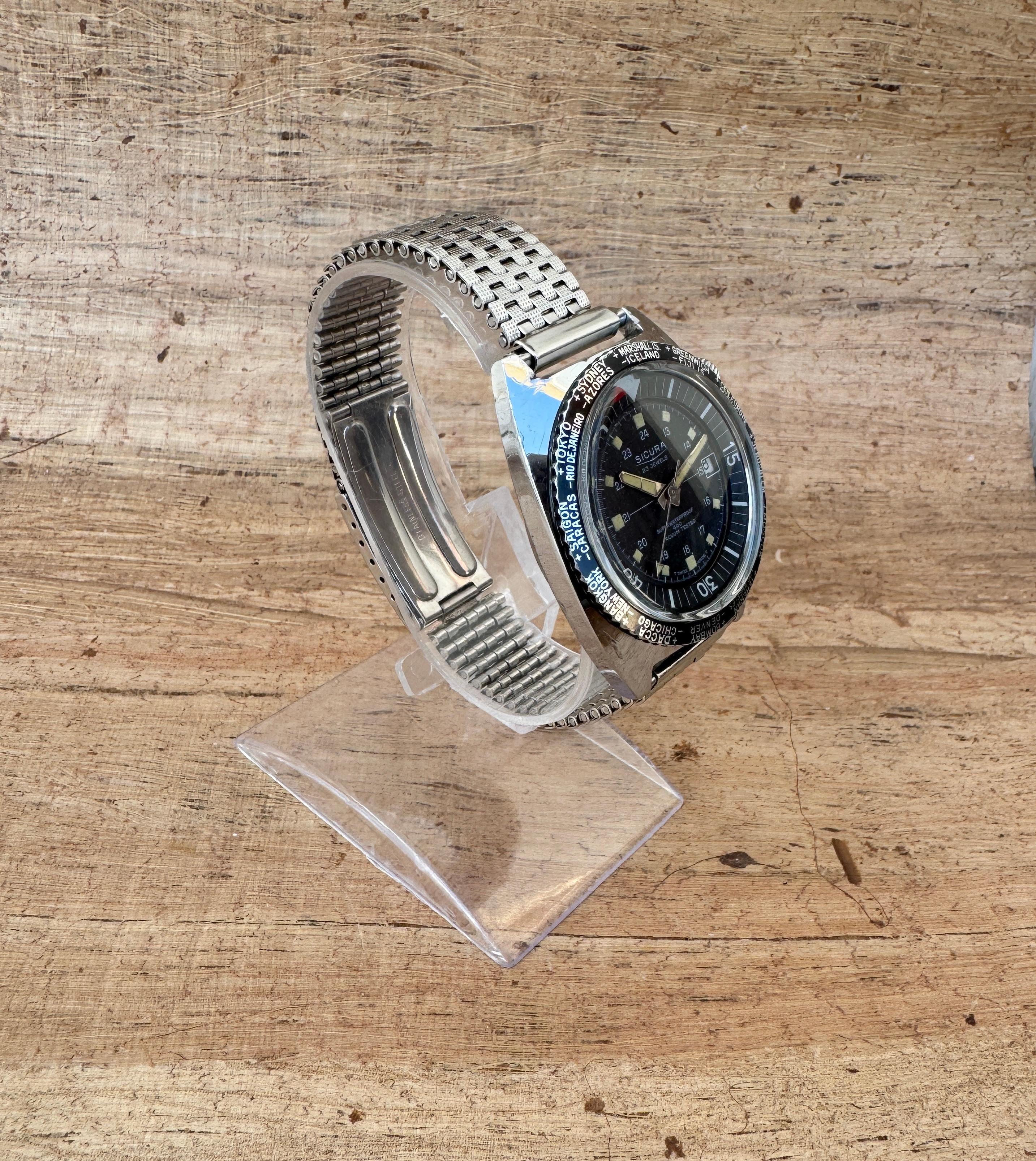 Sicura Super Waterproof 400 - 25 Jewels Shockprotected Diver watch In Good Condition For Sale In Toronto, CA