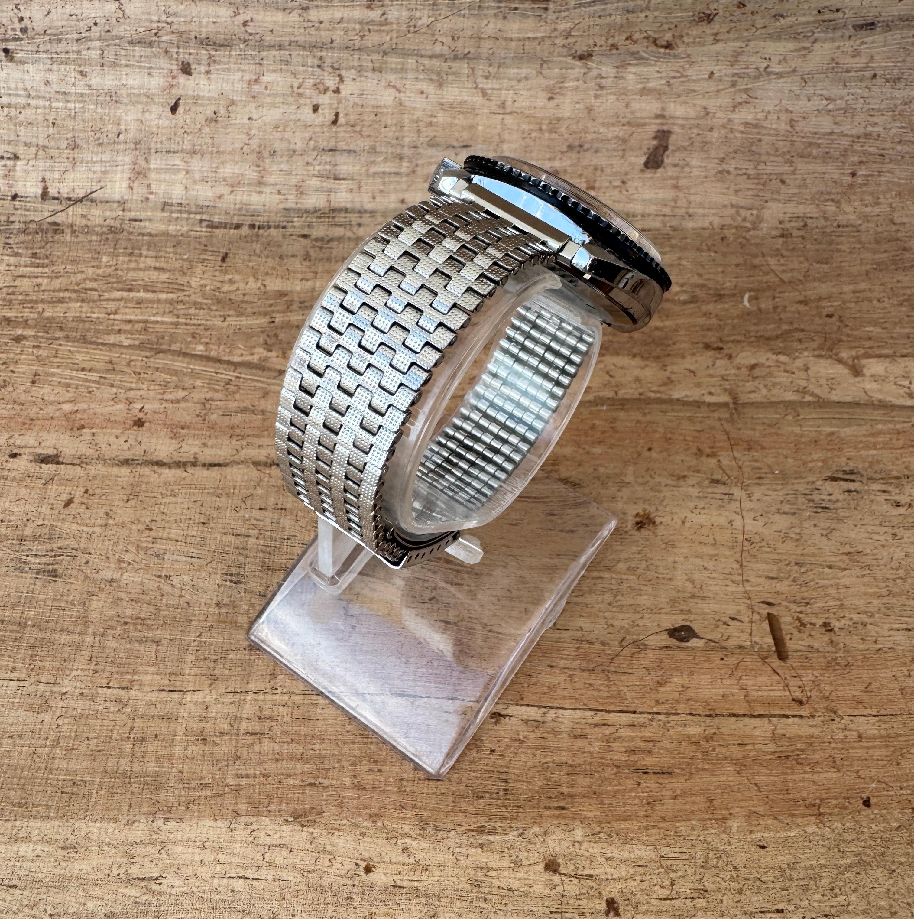 Sicura Super Waterproof 400 - 25 Jewels Shockprotected Diver watch For Sale 2