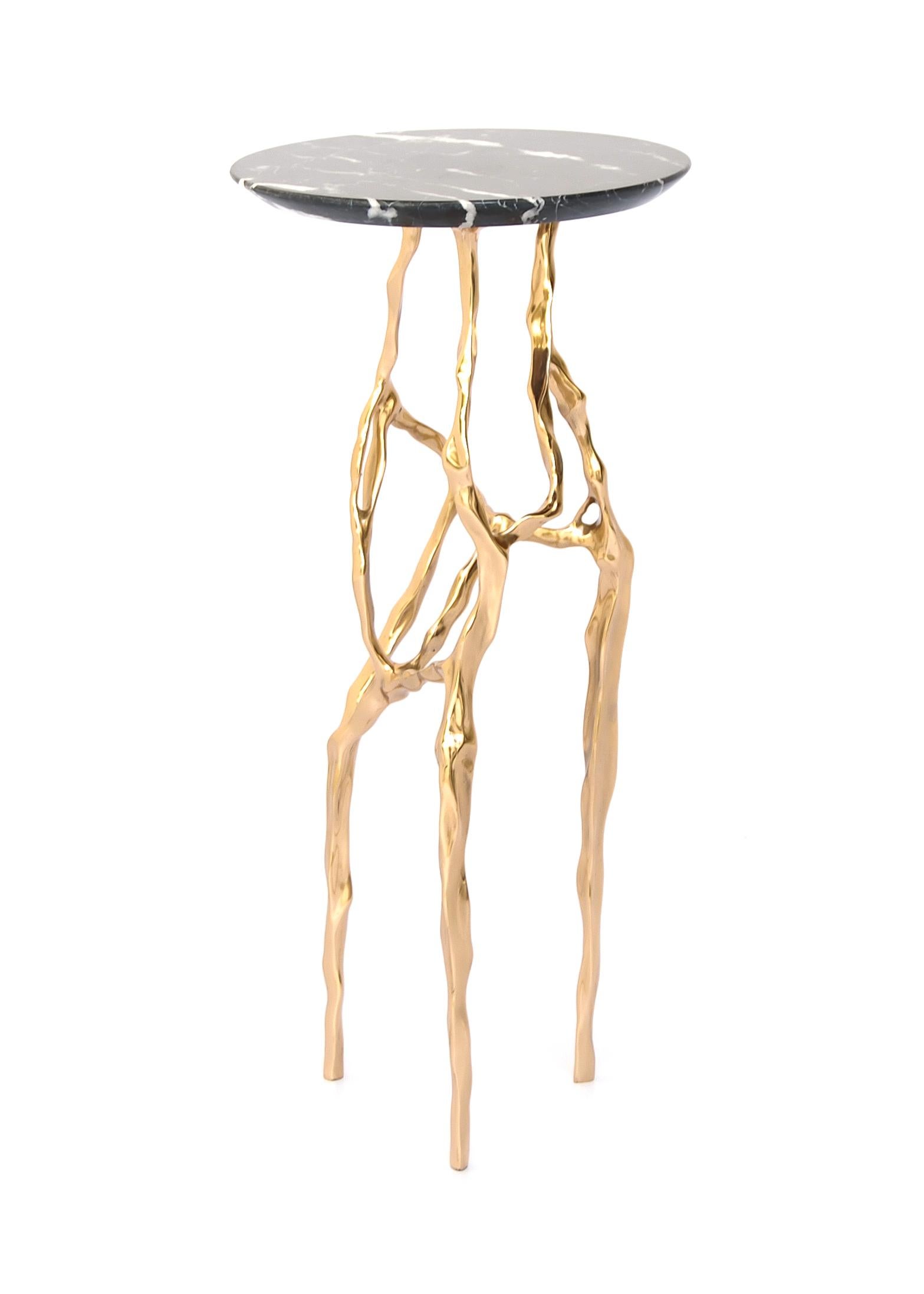 Table à boire Sid avec plateau en marbre Nero Marquina par Fakasaka Design
Dimensions : L 30 cm, P 30 cm, H 61 cm.
MATERIAL : base en bronze poli, plateau en marbre Nero Marquina.
 
Disponible également dans différents matériaux de plateau de table