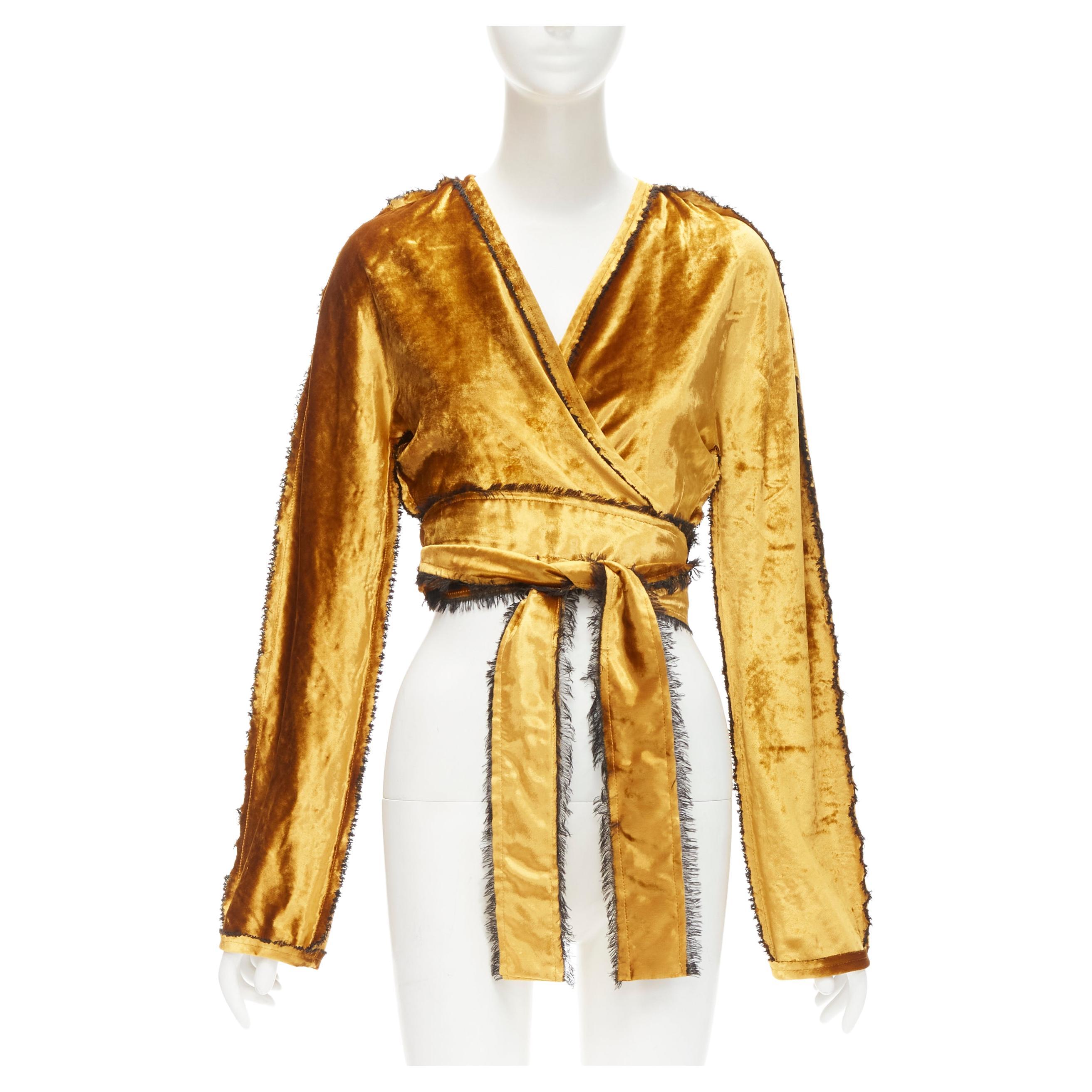 Veste kimono enveloppante SID NEIGUM en velours doré à coutures effilochées noires taille US 2 S