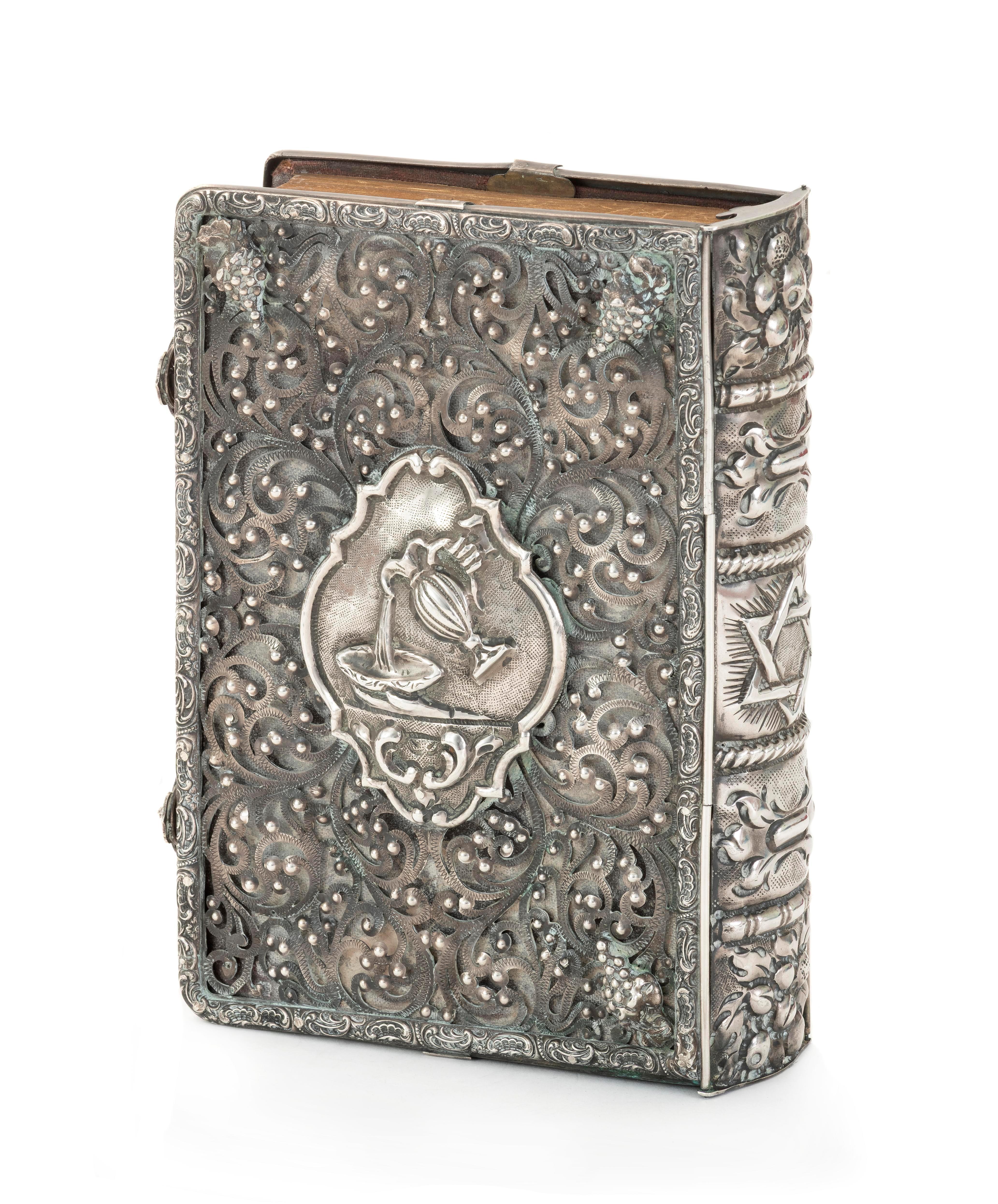 
A magnificent Siddur (Jewish prayer book) housed in an exquisite Italian silver binding, created in the early decades of the 20th century — a sublime marriage of spiritual devotion and refined craftsmanship.

The binding, executed in cast,