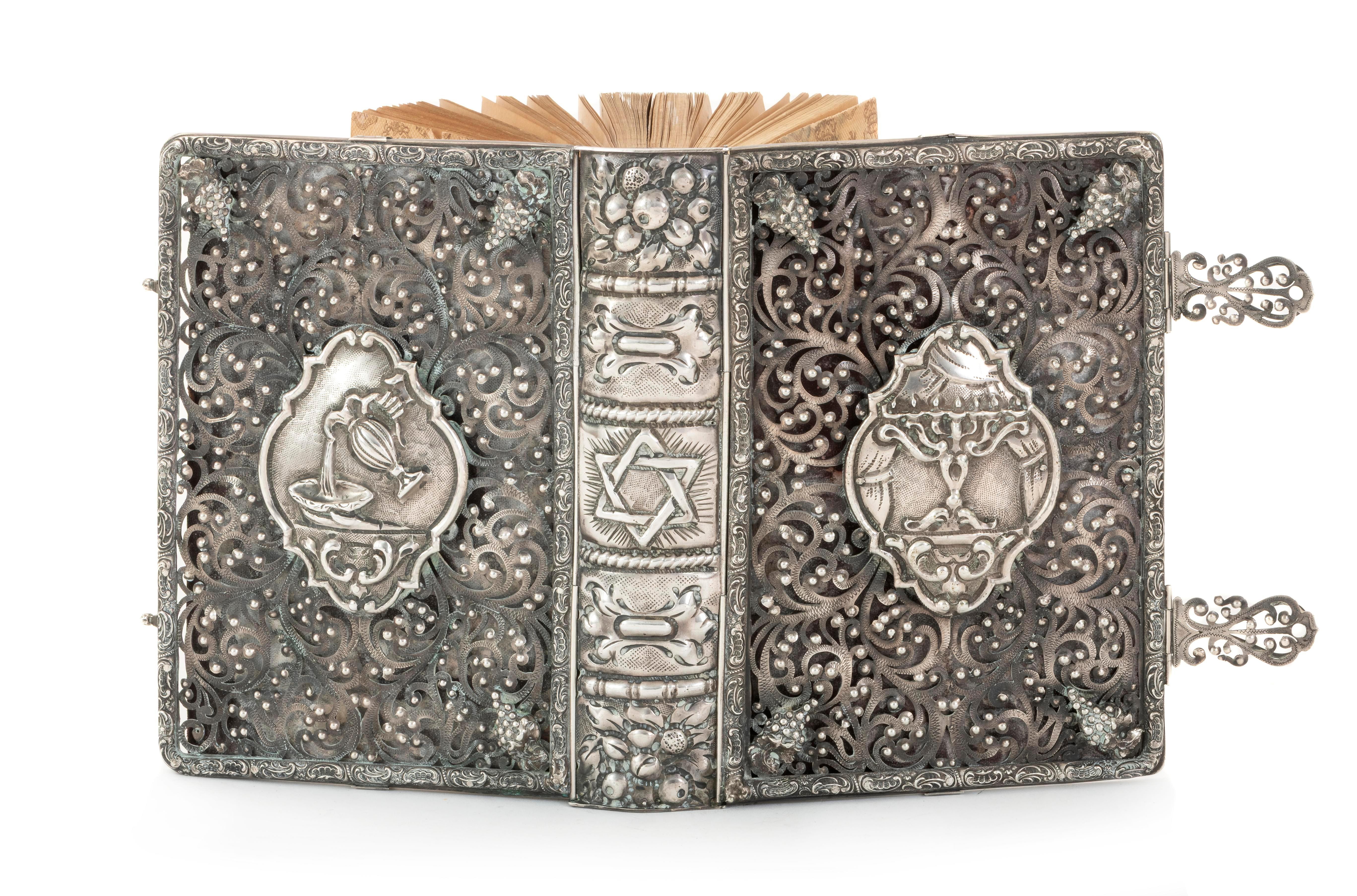 Siddur in Decorated Silver Binding – Italy, Early 20th Century In Good Condition For Sale In New York, NY