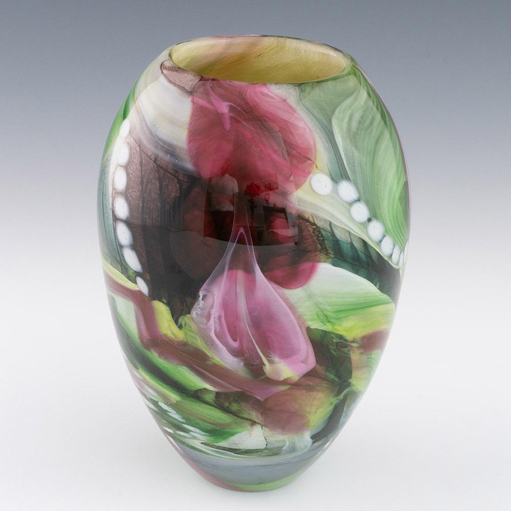 Titolo :Vaso Journey verde e rosa di Siddy Langley
Data: 2024
Origine :Devon, Inghilterra
Caratteristiche della ciotola: Strati di rosa, verde, bianco, turchese e agrumi incastonati nel trasparente.
Marchi : Firmato e datato
Tipo :