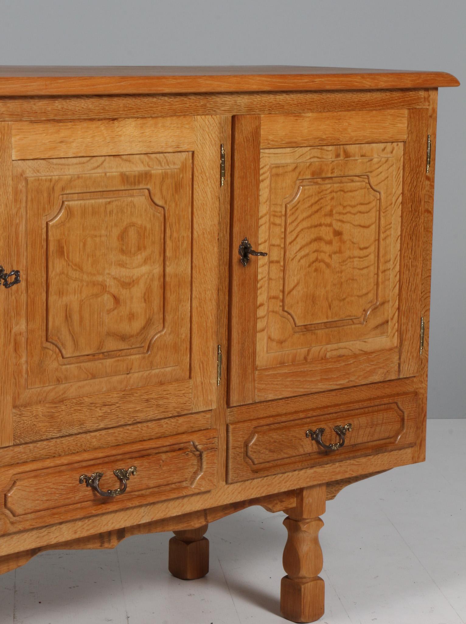 Haut de gamme remarquable en chêne avec de riches détails sculptés. Attribué à Henry Kjærnulf. 

Un design rafraîchissant où le baroque audacieux se marie bien avec le modernisme du milieu du siècle.

Probablement fabriqué par Egli møbler dans les