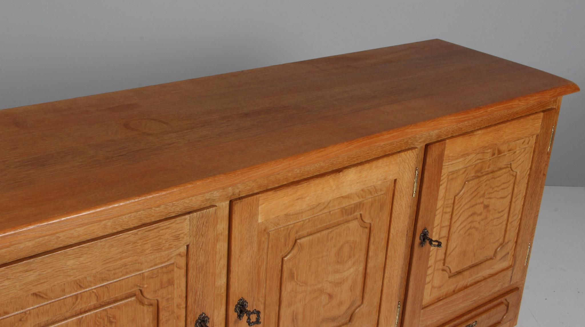 Scandinave moderne Planche latérale de Henning Kjærnulf en vente