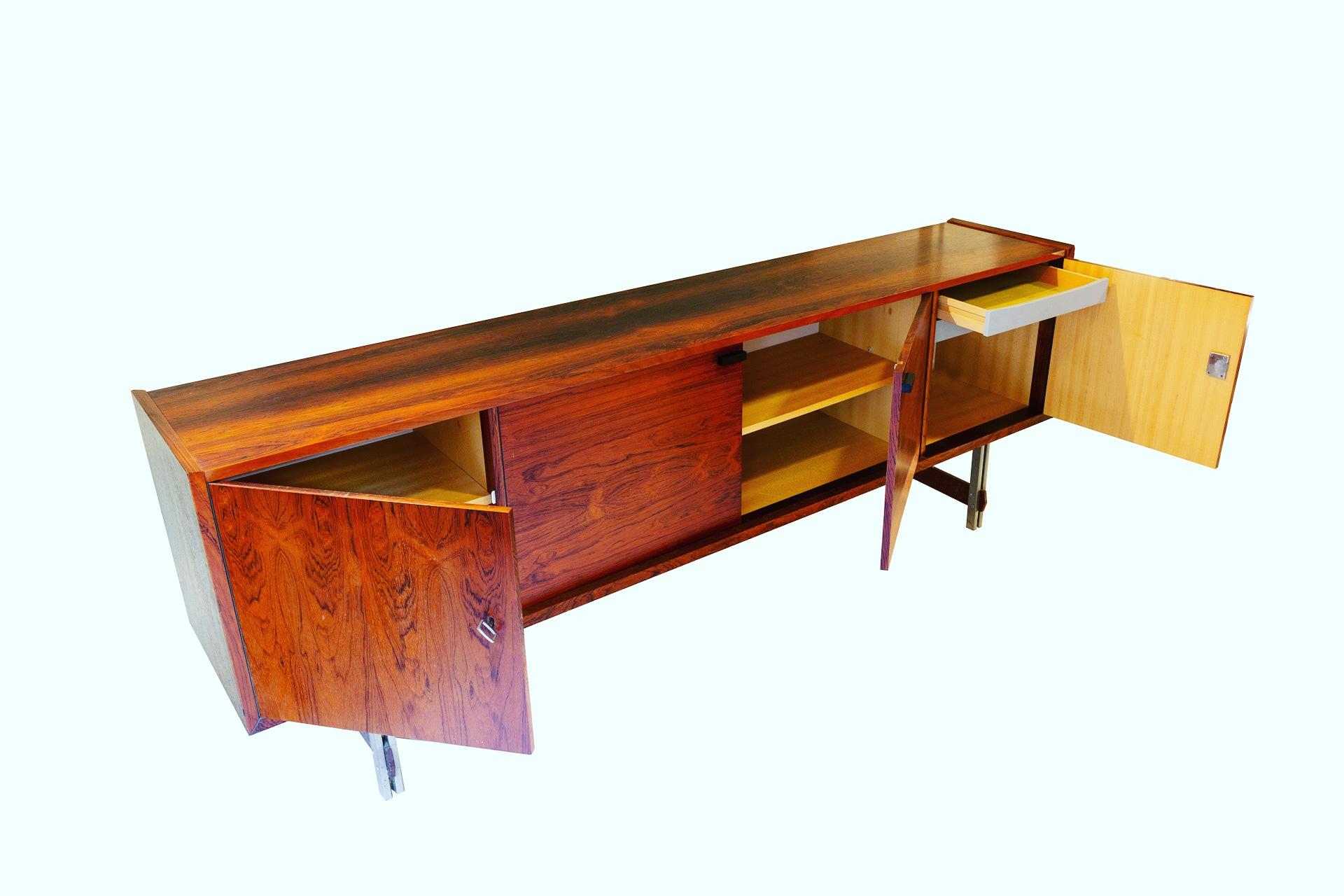  Ico Parisi Side-board Mid-Century Modern, Italy, 1950-1960.
This a spectacular forme and wodd quality , Rosewood and Acero 