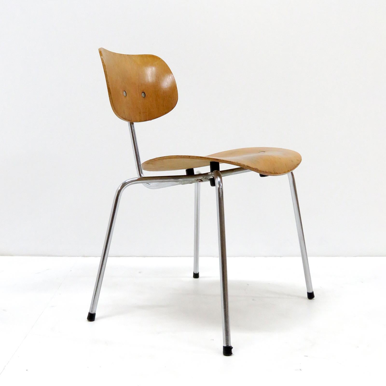Wonderful early example of the Model SE 68 side/dining chairs by Egon Eiermann for Wilde & Spieth, tubular, chrome-plated steel with lacquered wooden, ergonomically formed seat, marked.