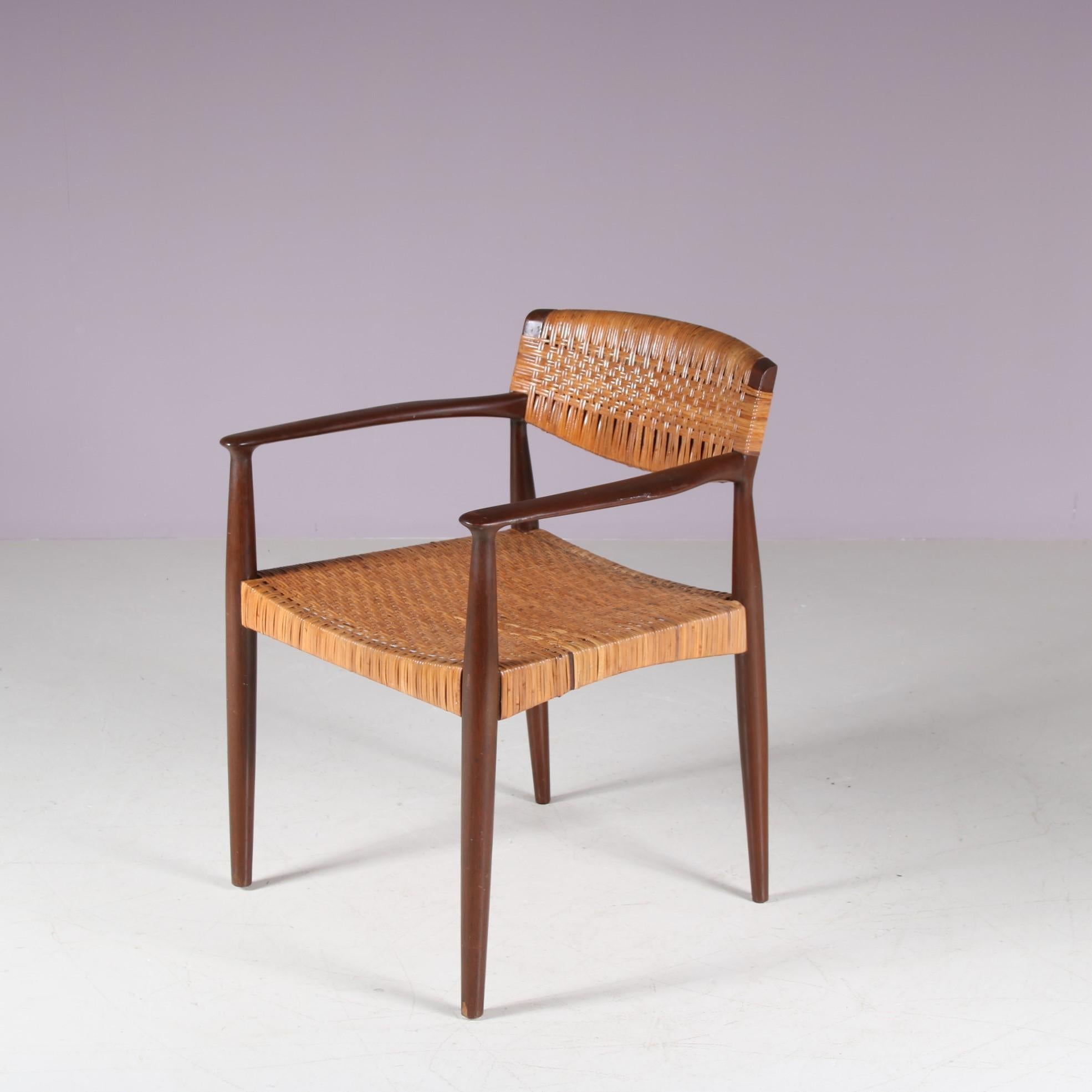 Une chaise d'appoint qui attire l'attention, conçue par Eijnar Larsen & Aksel Bender Madsen, fabriquée par Willy Beck au Danemark vers 1950.

Fabriqué en bois de teck de haute qualité, l'assise et le dossier sont recouverts de rotin tressé. Cette
